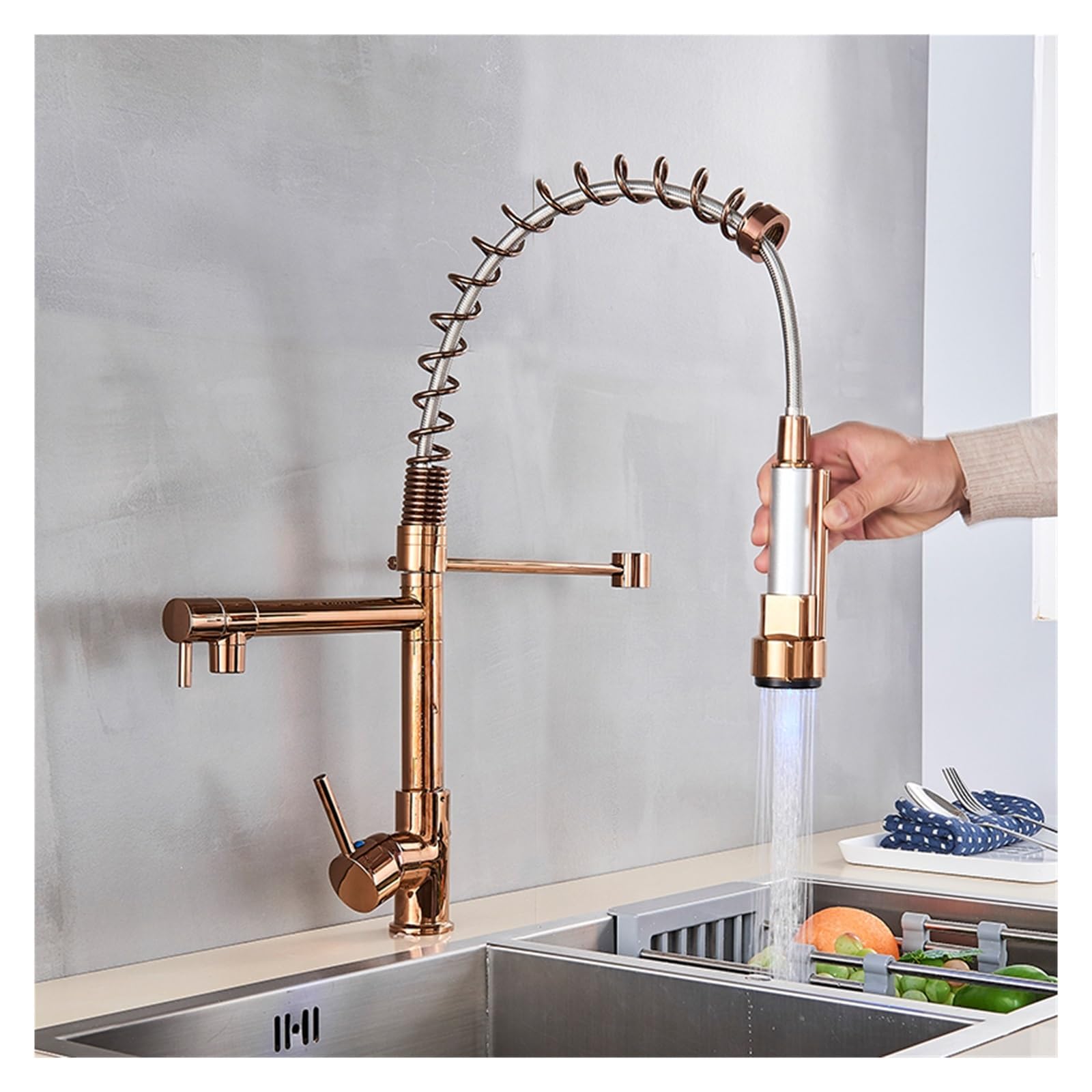 Mélangeur de cuisine à ressort rétractable eau chaude froide et bec pivotant rose gold