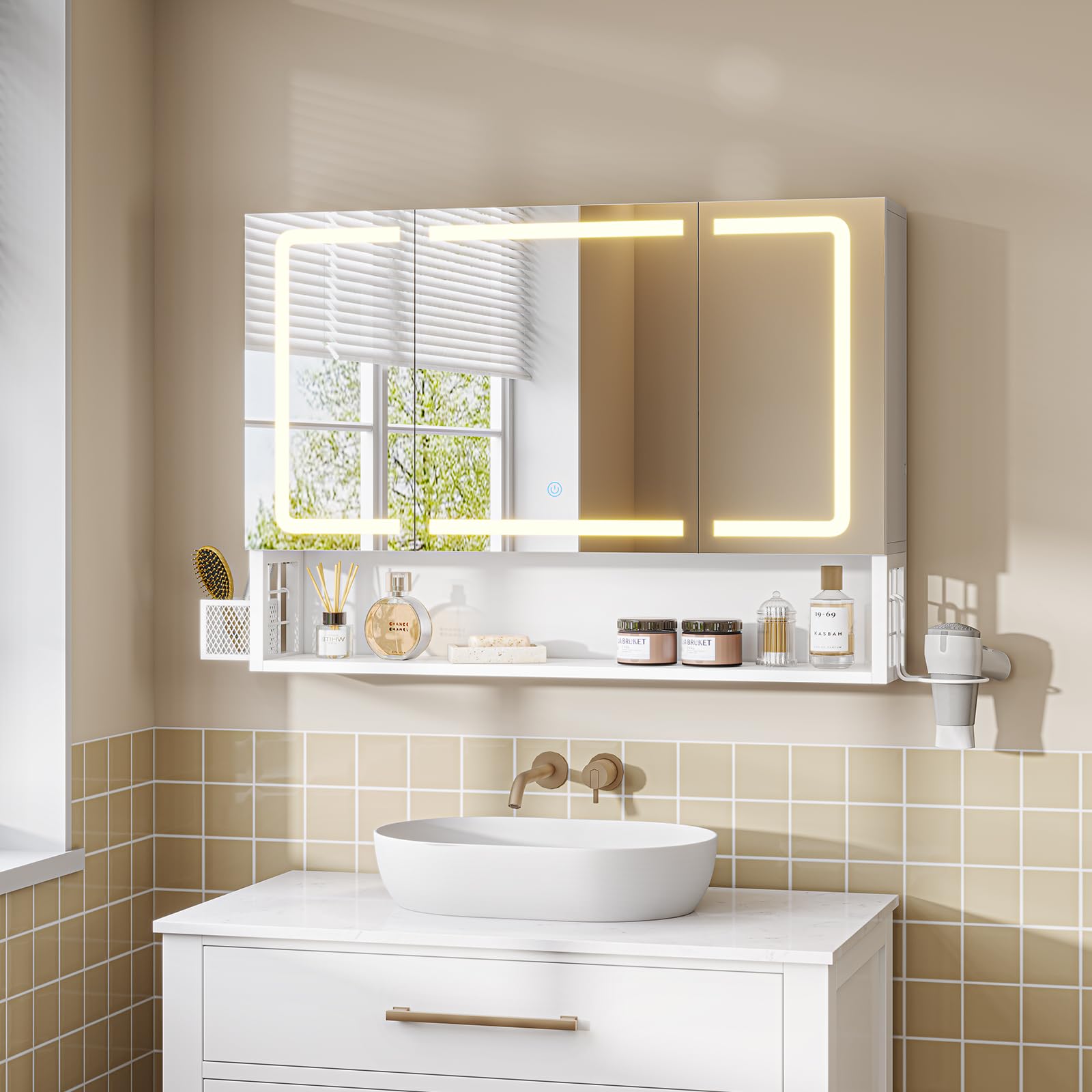 Badezimmer Spiegelschrank mit LED-Beleuchtung & Steckdose, Badezimmerschrank mit 3 Türen & Verstellbarer Ablage, Spiegelschrank Bad mit HD-Spiegel, Berührung Sensorschalter, 80×16×60 CM, Weiß