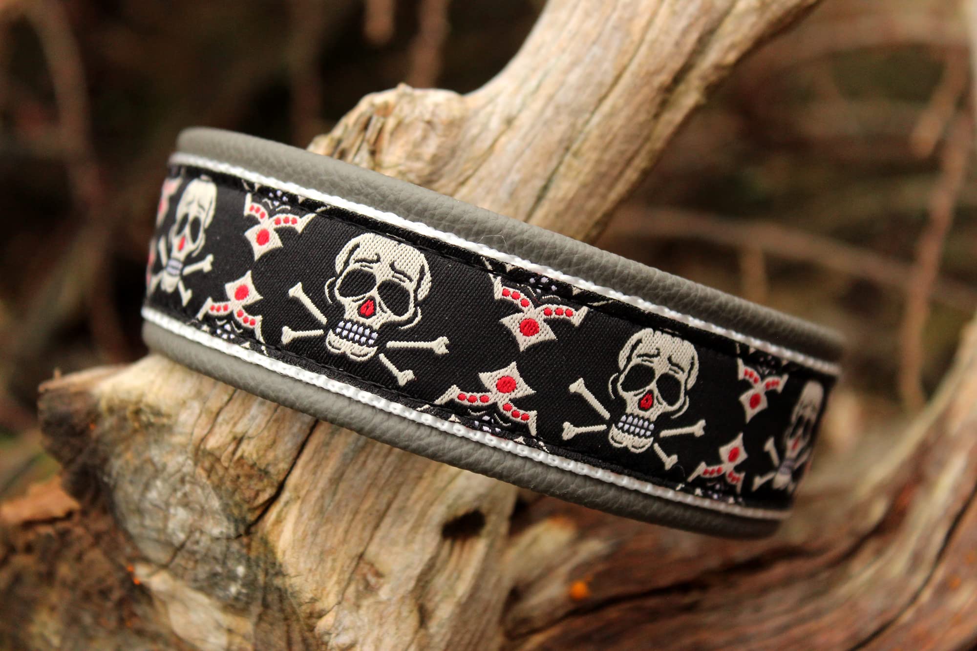 Hundehalsband Leder Totenköpfe Tribal Klickverschluss Alu mit Gravur Name Halsband