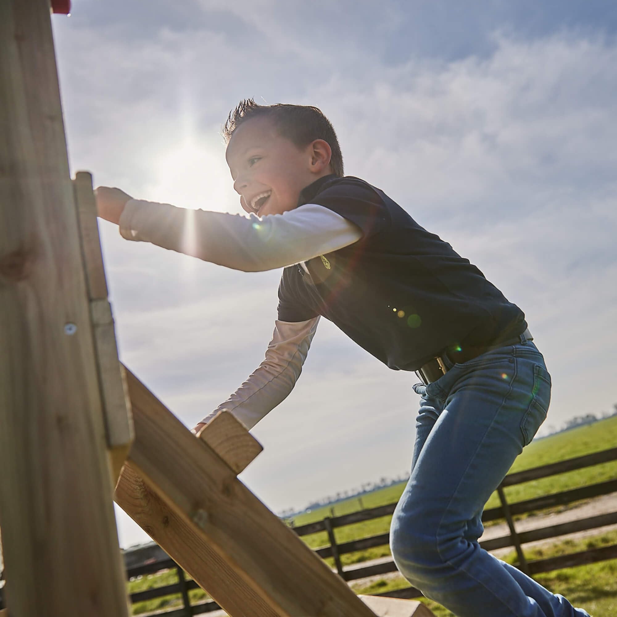 WICKEY Spielturm Klettergerüst SeaFlyer mit Schaukel & grüner Rutsche, Outdoor Kinder Kletterturm mit Sandkasten, Leiter & Spiel-Zubehör für den Garten
