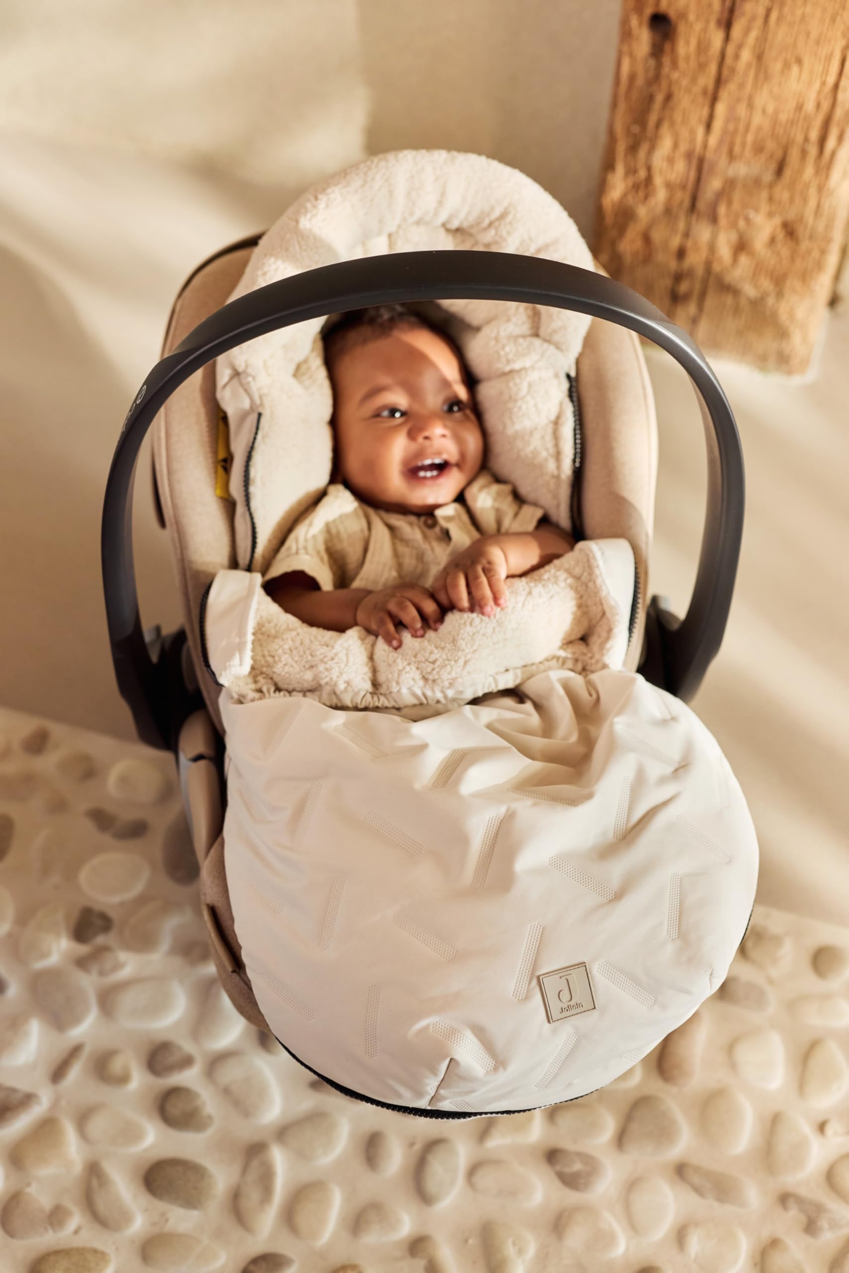 Jollein Fußsack Embossed – Sand – Für Babyschale Kinderautositz Gruppe 0+ und Kinderwagen – Für 3-Punkt- und 5-Punkt-Gurt – Geprägtes Design und Fleecefutter