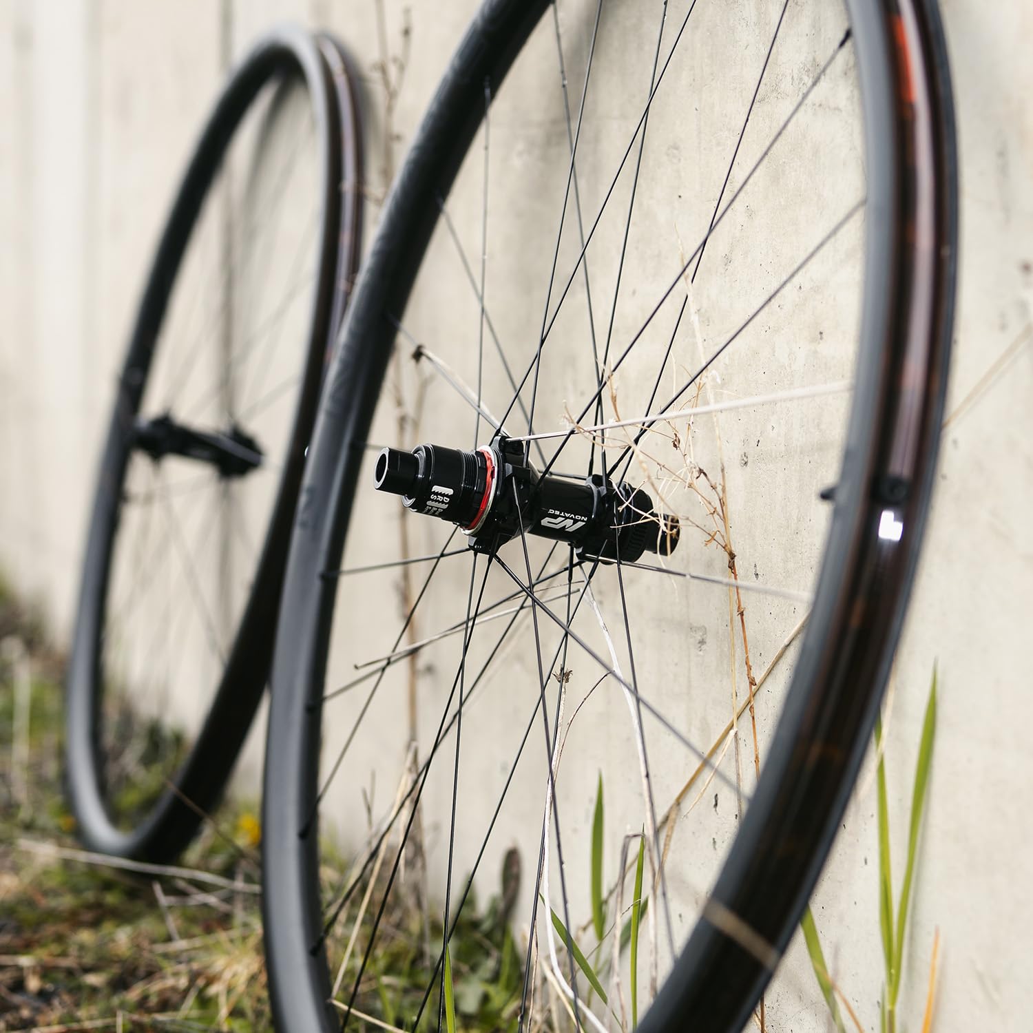 Novatec Set bici da corsa in carbonio, 28 mm e 1400 g, Tubeless, G24 Disc Pro, Shimano HG