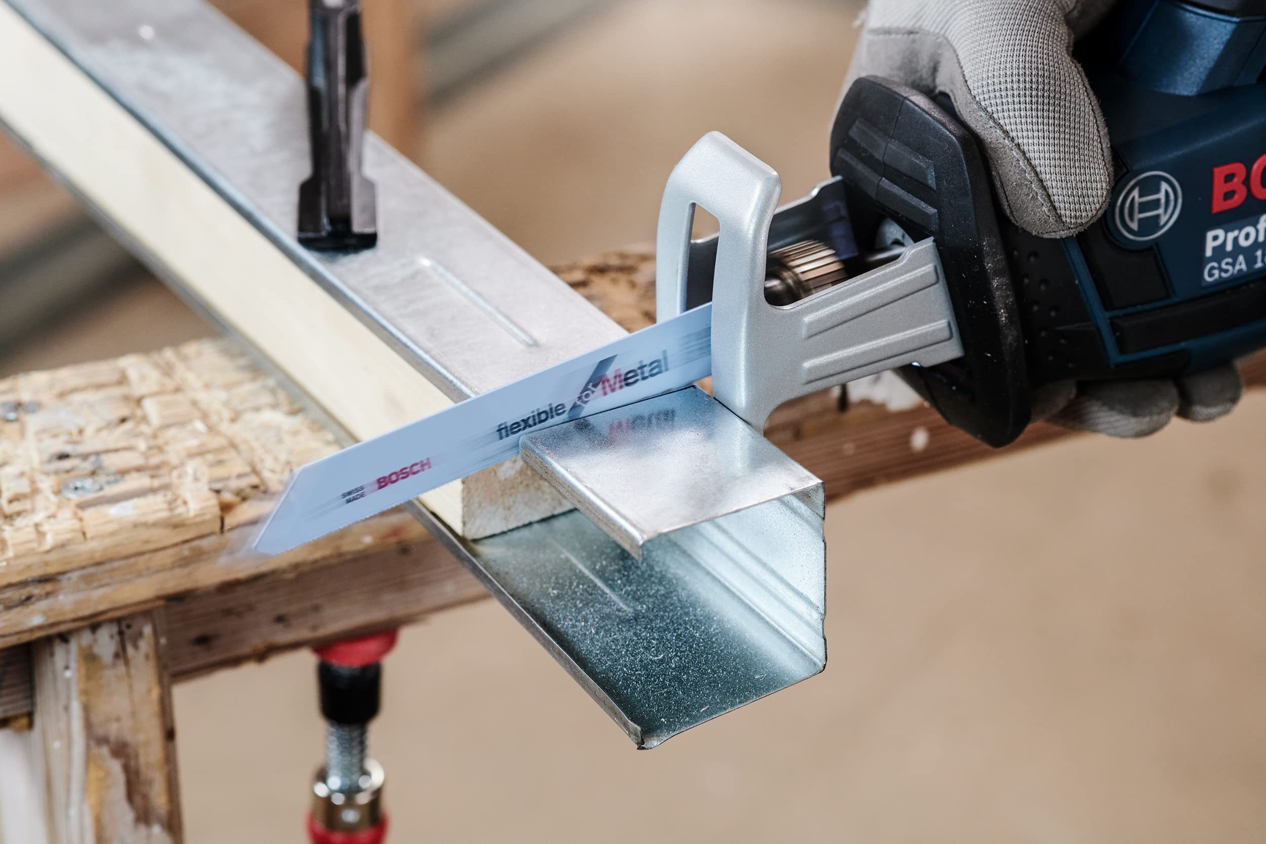 Bosch Professional 25x S 1122 BF + 1x Lame per seghe universali S 1155 HHM Expert `Medium-Thick Tough Metal` (per Acciaio resistente, Lamiere di acciaio inossidabile, accessorio Sega universale)