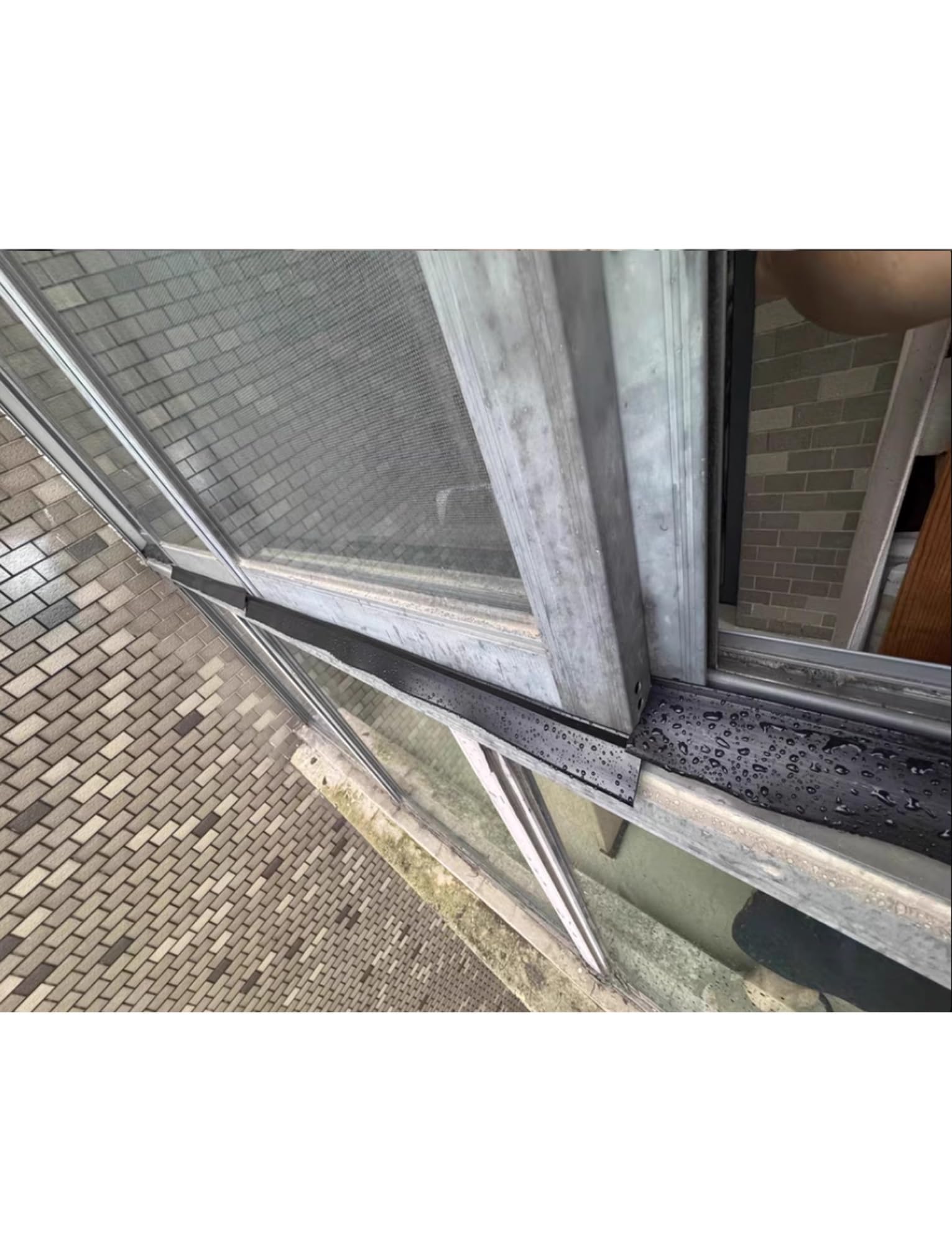 Barra deflectora de 500 cm para evitar humedades y goteras en ventanas
