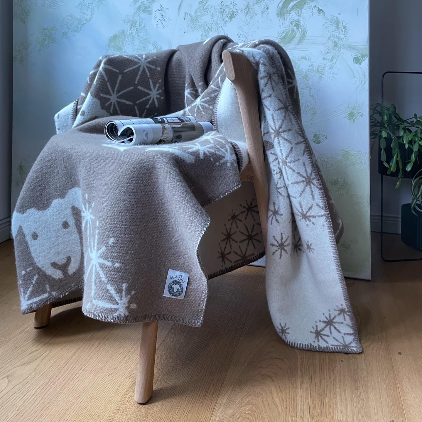 JOWOLLINA Wendedecke Wolldecke Plaid Kuscheldecke aus Öko-Wolle mit lustigem Tiermotiv (Schäfchen Pusteblume Clay)