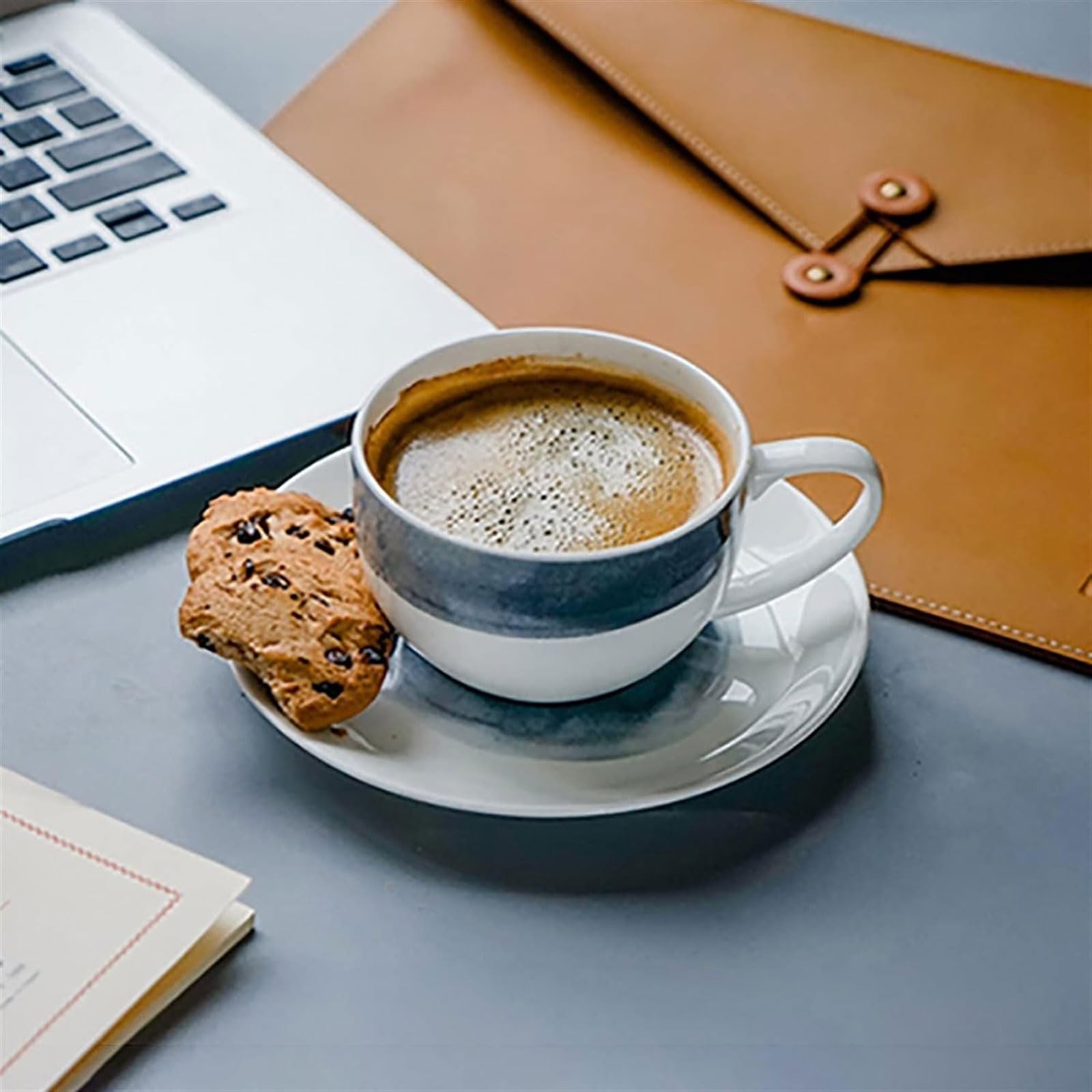 Tazza da tè 1 set di tazze da tè e caffè Set di tazze da caffè reali moderne in ceramica Bone China con piattino. È il miglior regalo per la famiglia e gli amici Tazza di caffè