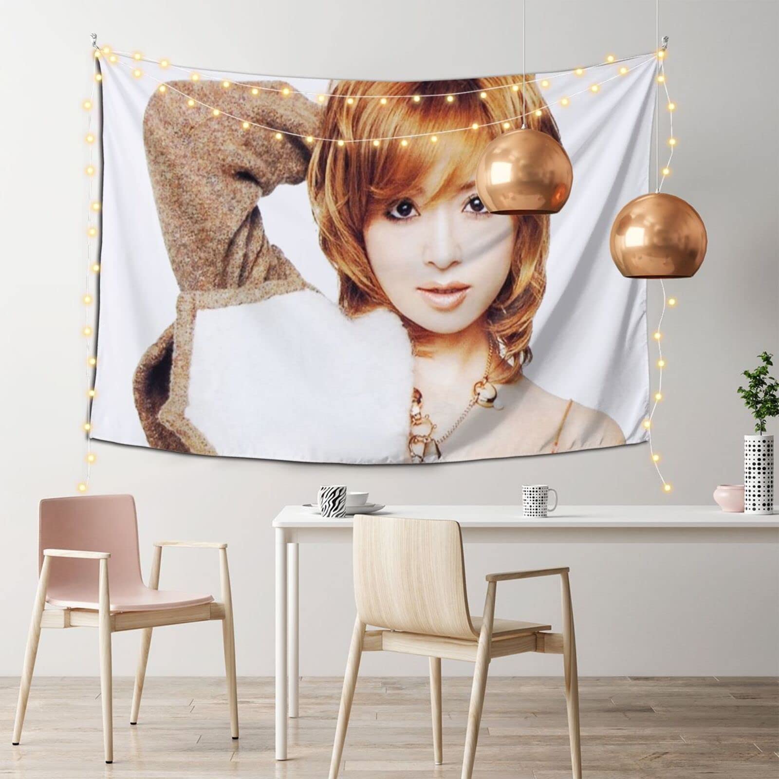 女性の顔のアップ インテリア装飾浜崎あゆみさんの壁掛けです。布地です。