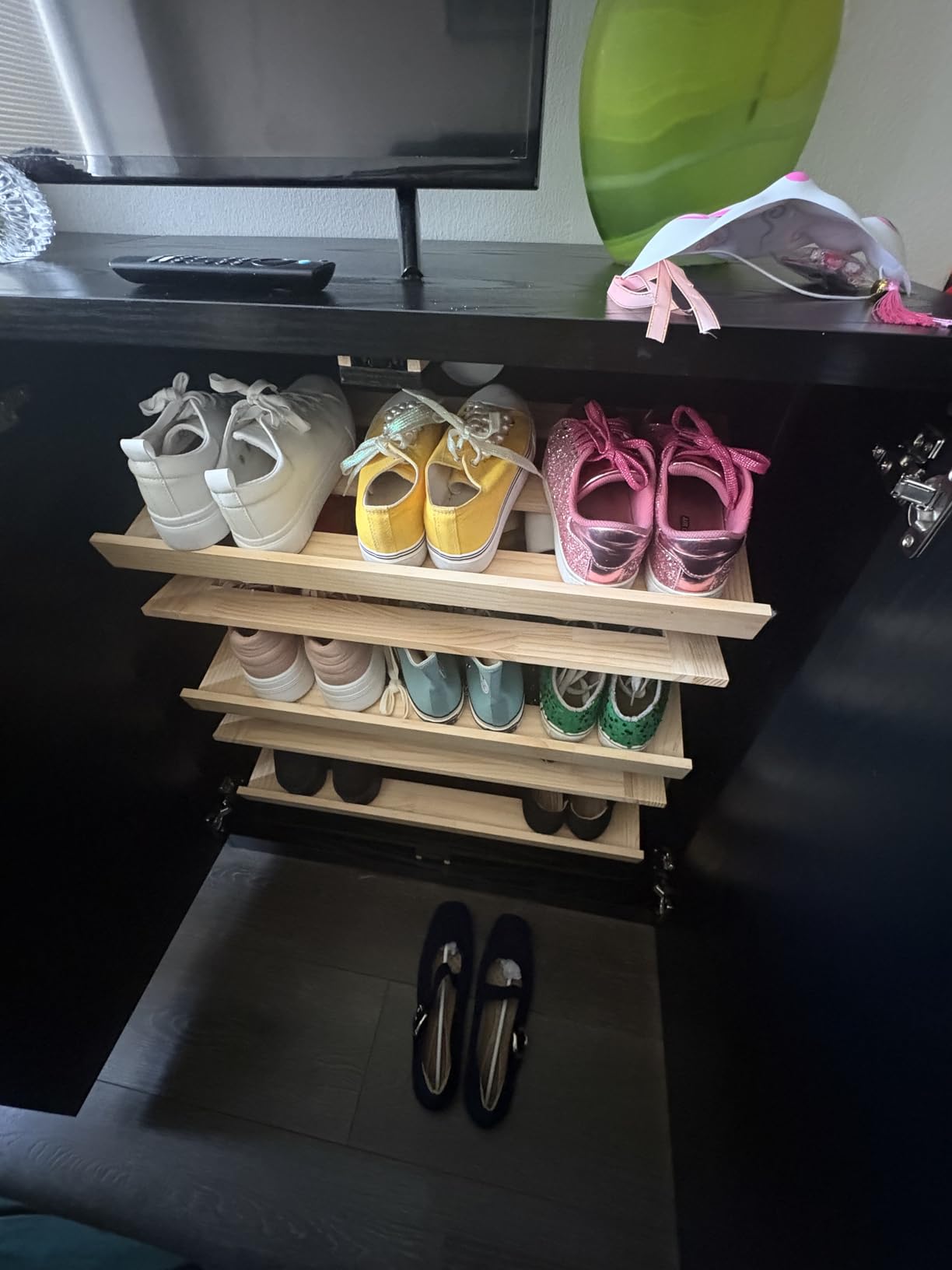 Vista interior con zapatos organizados