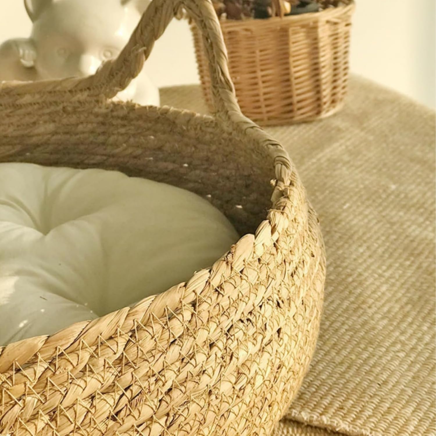 سرير قطط طبيعي مع وسادة، سرير قطط منسوج للقطط في الاماكن المغلقة، بيت حيوانات اليفة منسوج مصنوع يدويا بتصميم اوراق كاتيل مضفرة مع وسادة ناعمة، سرير كبير للقطط مقاس 17 × 17 انش