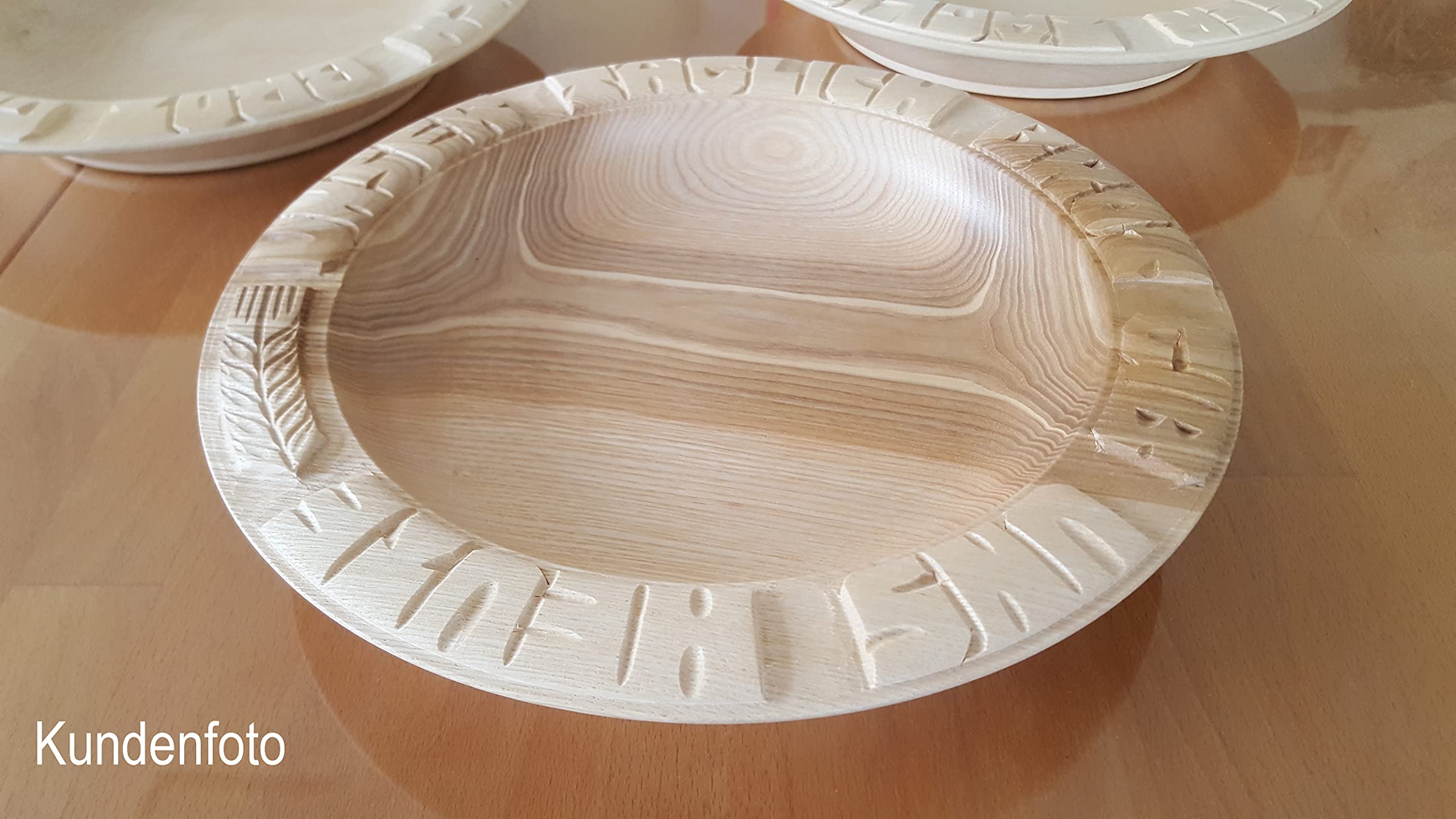 CleanPrince AHORN 28-30 cm Brotteller handgeschnitzt, mit eingeschnitztem UNSER TÄGLICH BROT GIB UNS HEUTE, Höhe ca. 4-4,5 cm, Holz Ahornholz Holzteller MADE IN GERMANY
