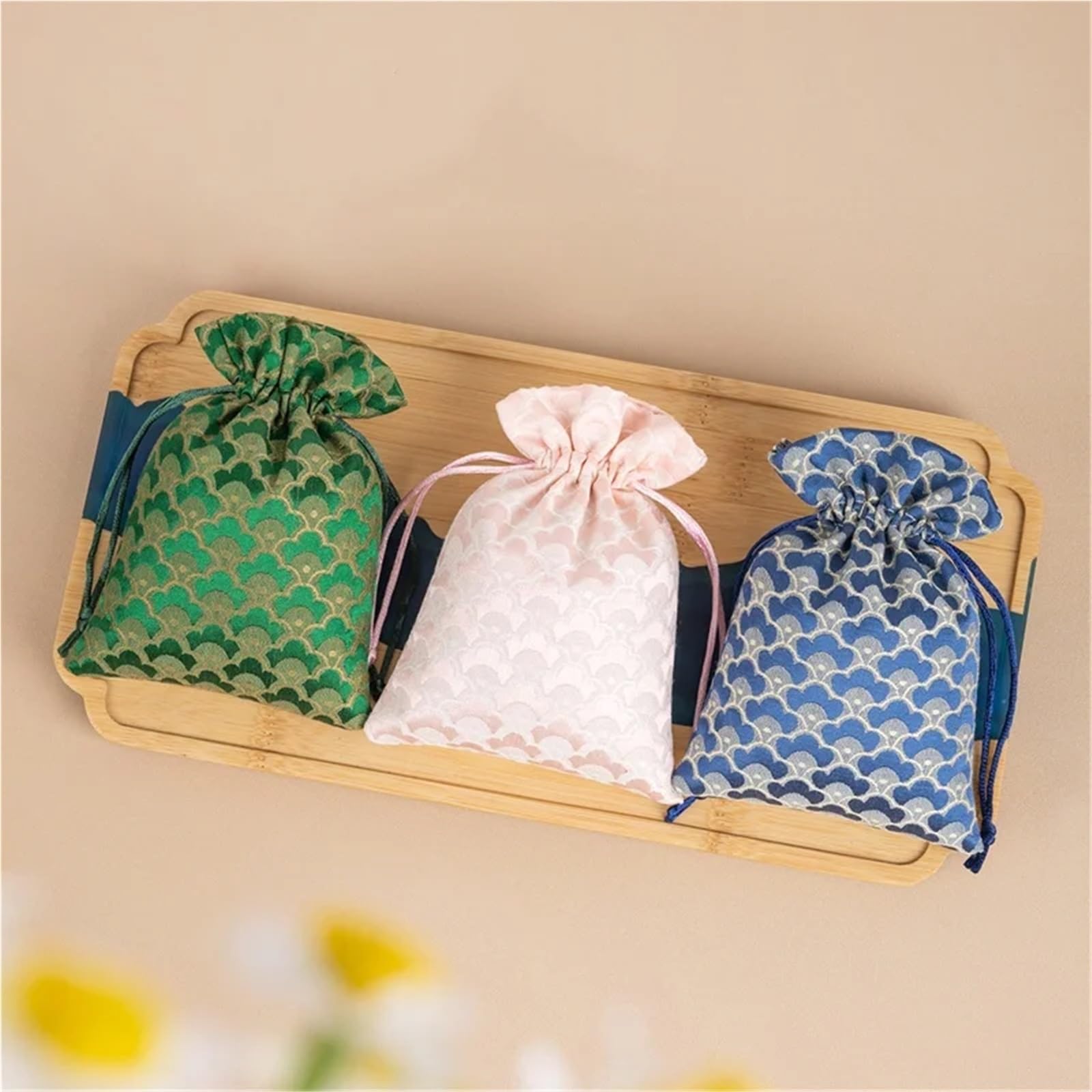 tütchen für süßigkeiten 50pcs Silk Drawstring Bag Cotton Small Sachet Jewelry Package Storage Bundle Pocket Reusable Pouch(Random,10x14cm)