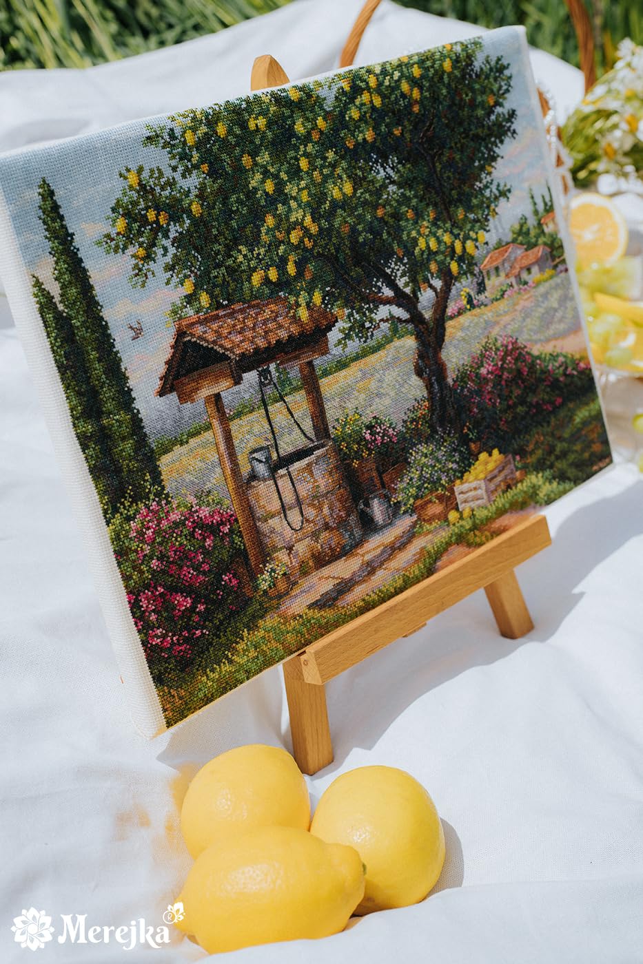 Merejka Kit per punto croce contato - Sotto l'albero di limone, pozzo toscano e paesaggio di cipressi | Zweigart Aida ecrù a 16 punti, 37 colori DMC, ago John James | 39,1 x 30 cm