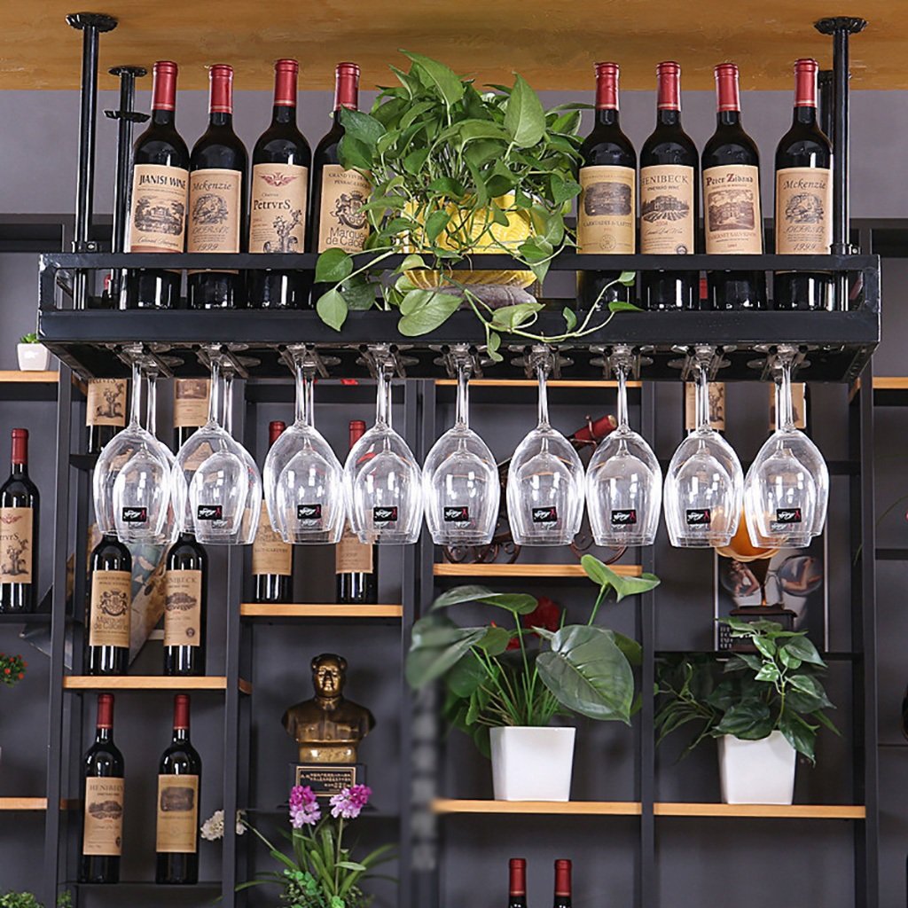Casier à verres et vin en métal noir pour créer un coin bar dans le salon