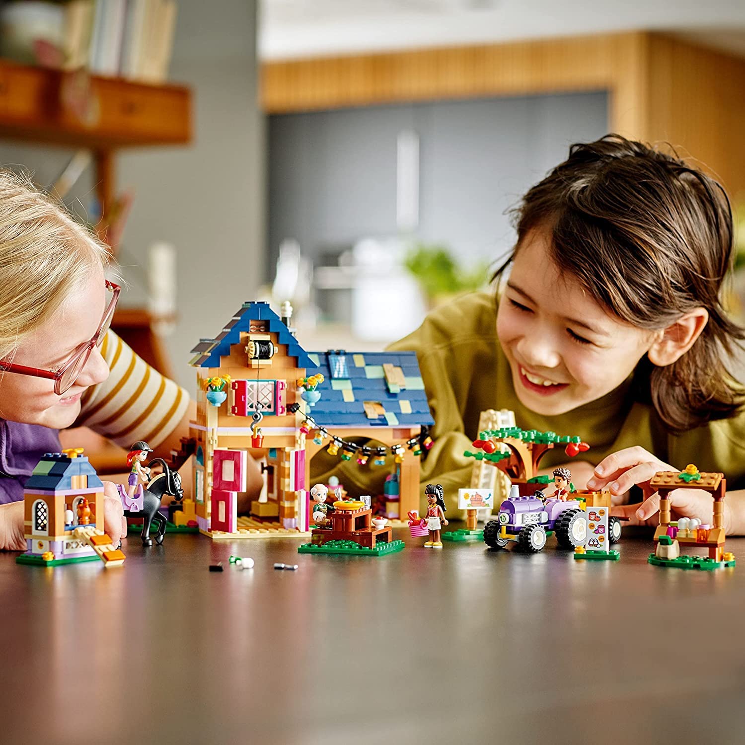 LEGO Friends 41721 - Set da fattoria biologica con cavallo, stalla, trattore e rimorchio, oltre a figure di animali, per bambini, ragazze e ragazzi dai 7 anni in su