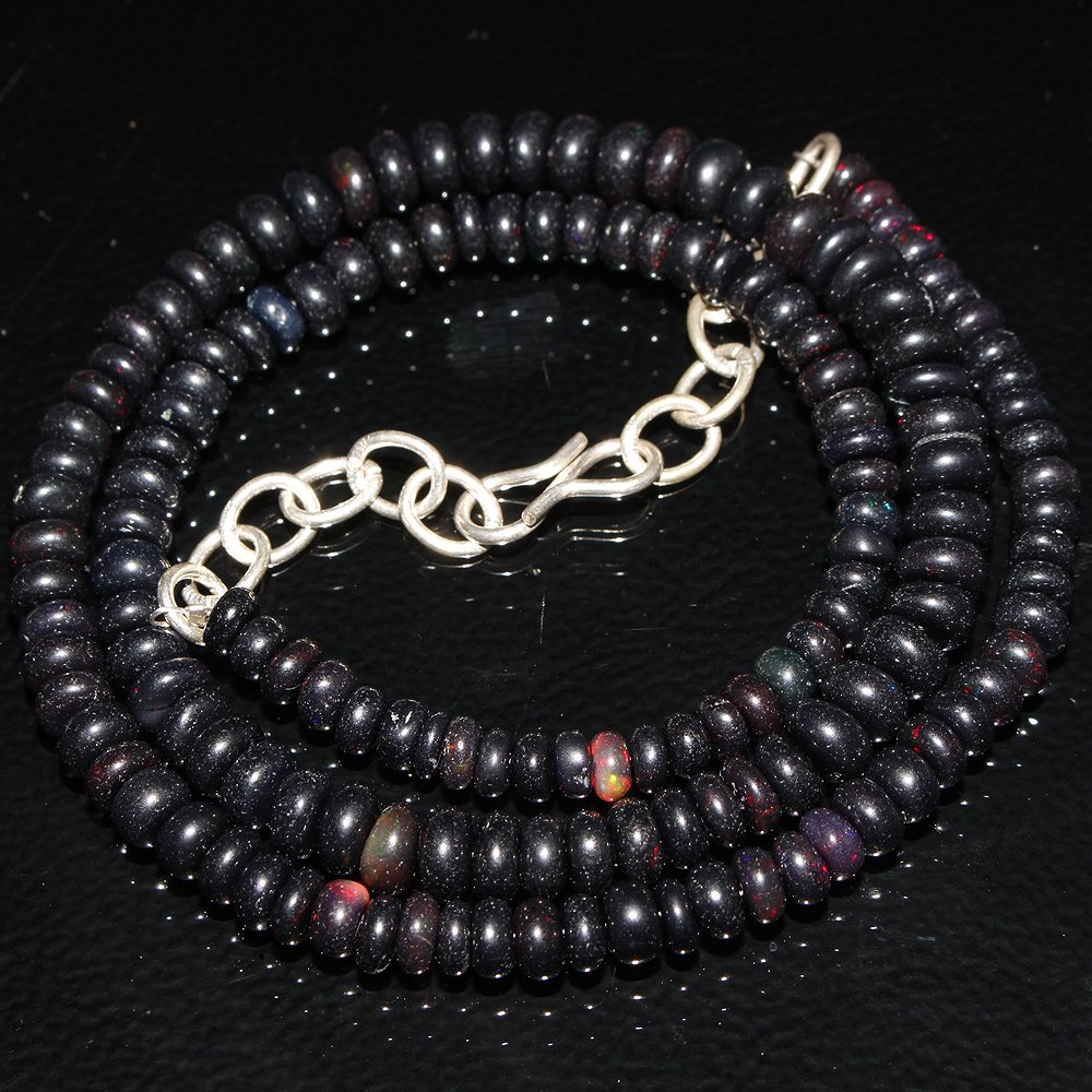 Collier opale de feu noire d'Éthiopie à porter au quotidien avec vos tenues d'été