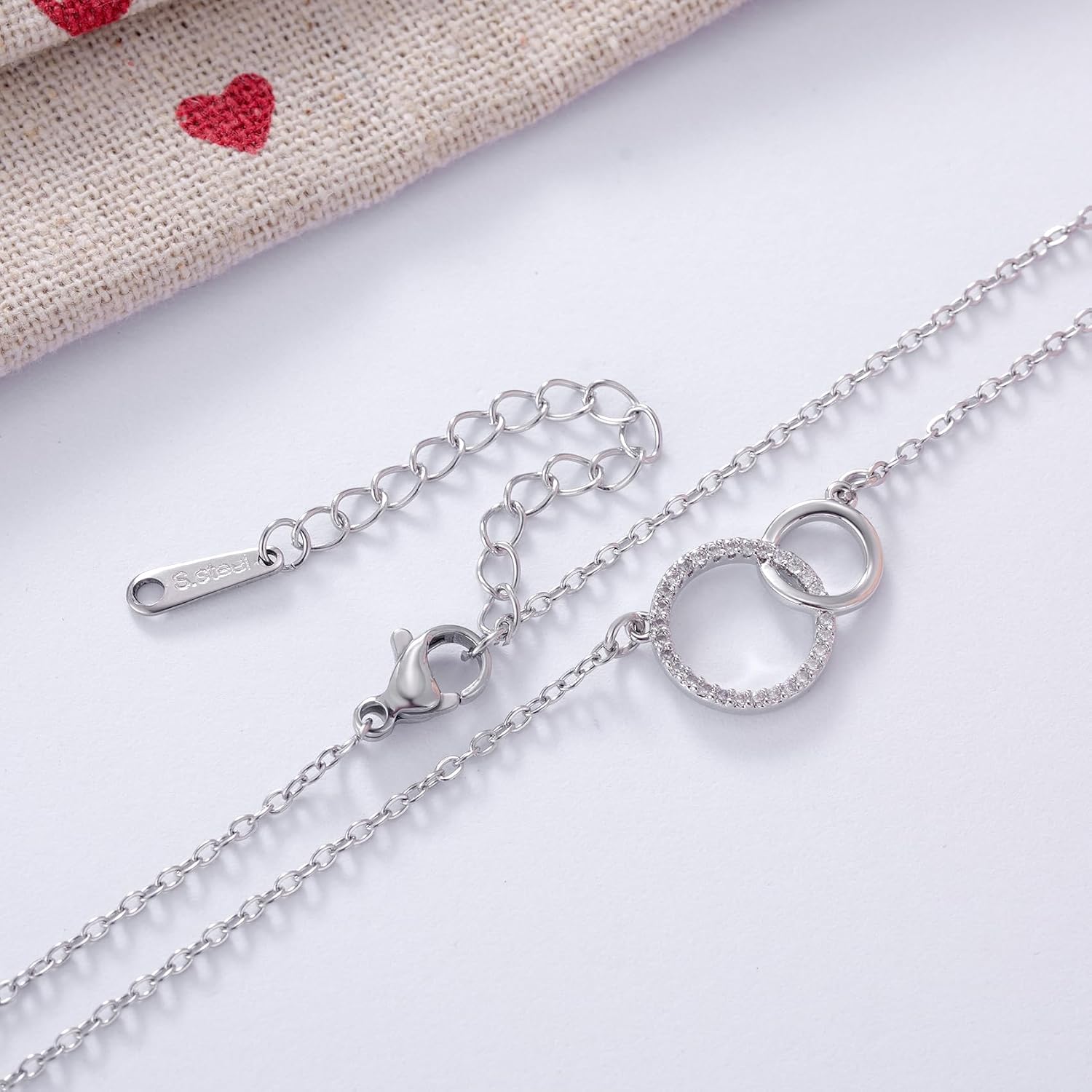 Kvekstio Wedding Day Mother of the Bride/Groom Gift, Minimalist Interlocking Circles Pendant Necklace Jewelry Gift for Mother