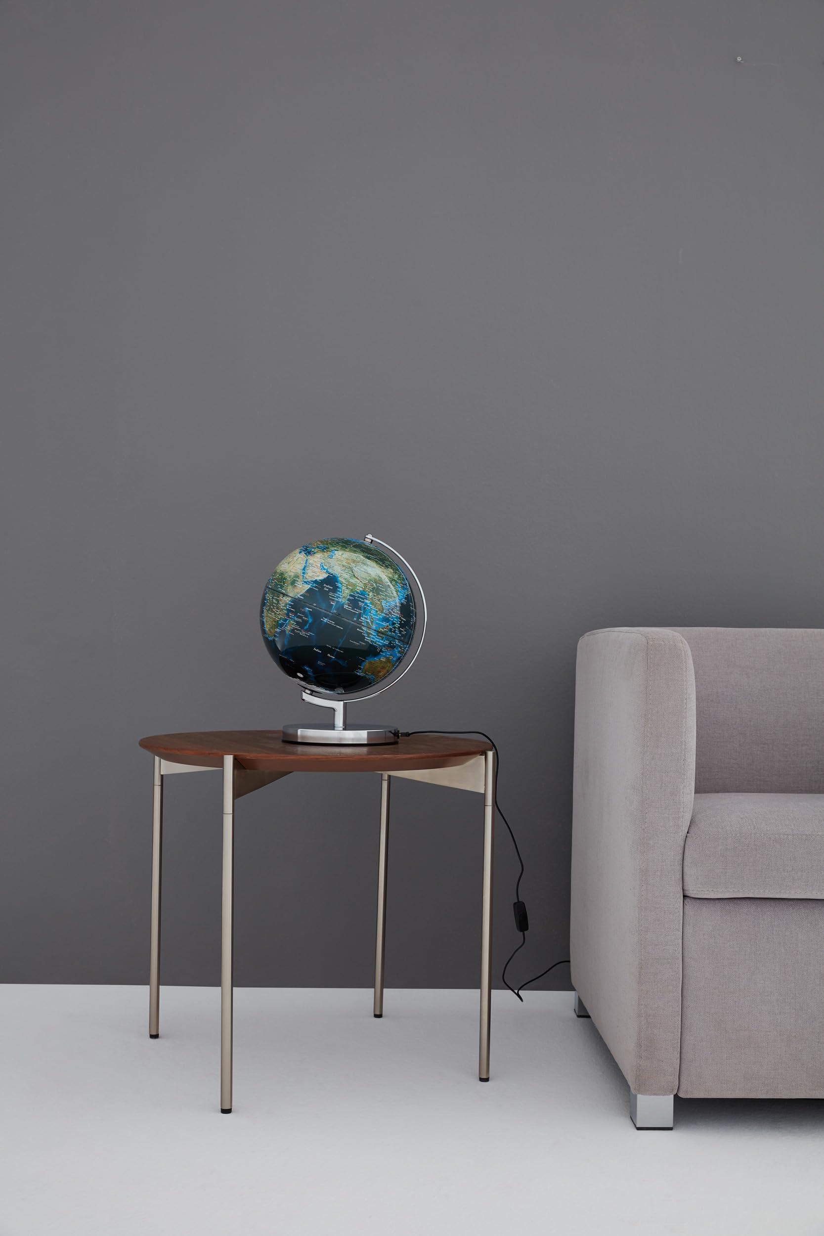 Globus mit 25 cm Durchmesser – TERRA LIGHT – integrierte Beleuchtung mit hell beleuchteten Metropolen – topografische Karte – verchromter Metallfuß – dunkelblau, grün – TROIKA Original