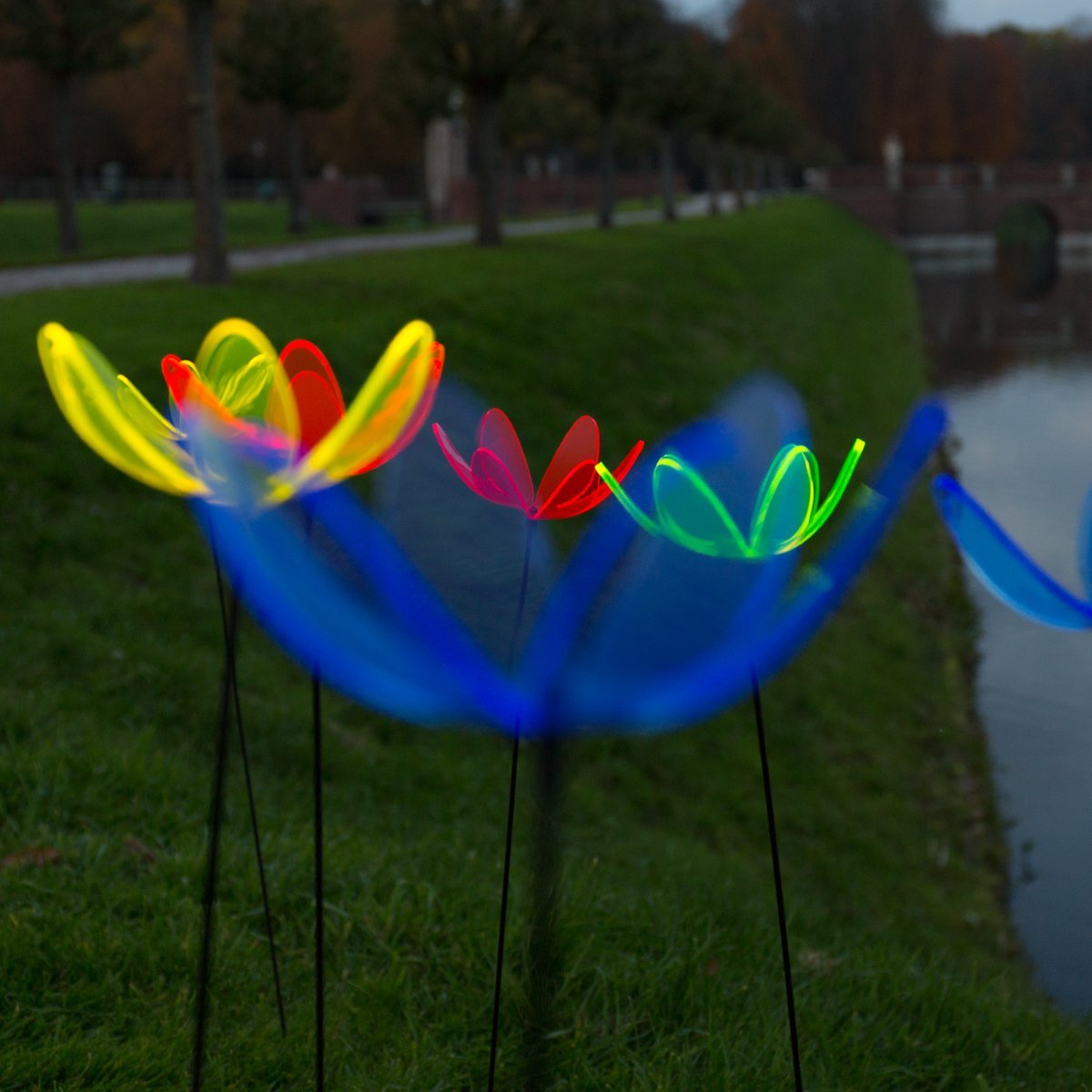 SUNPLAY Sonnenfänger Seerose im FARBMIX, 5 Stück zu je 15 cm Durchmesser im Set + 70 cm Schwingstäbe