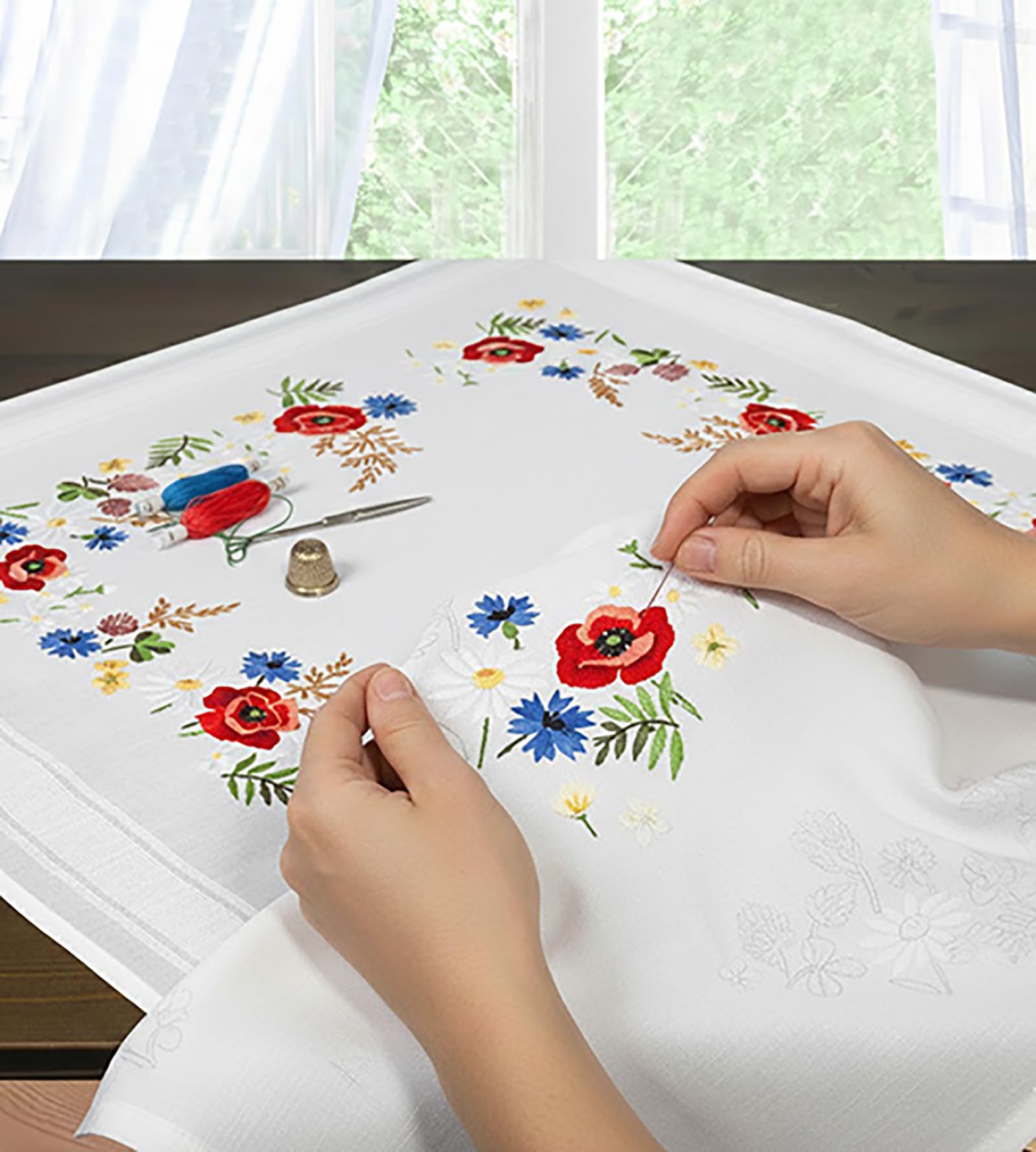 Pacchetto punto croce " Paradiso di fiori " con Papaveri e Fiordalisi - Tovaglia ricamata 85 cm x 85 cm con bordo con punto a giorno - punti predisegnati - Filo 100 % Cotone - di alta qualità - pronto per essere lavorato - Tovaglia 85 x 85 - lavoro al pun