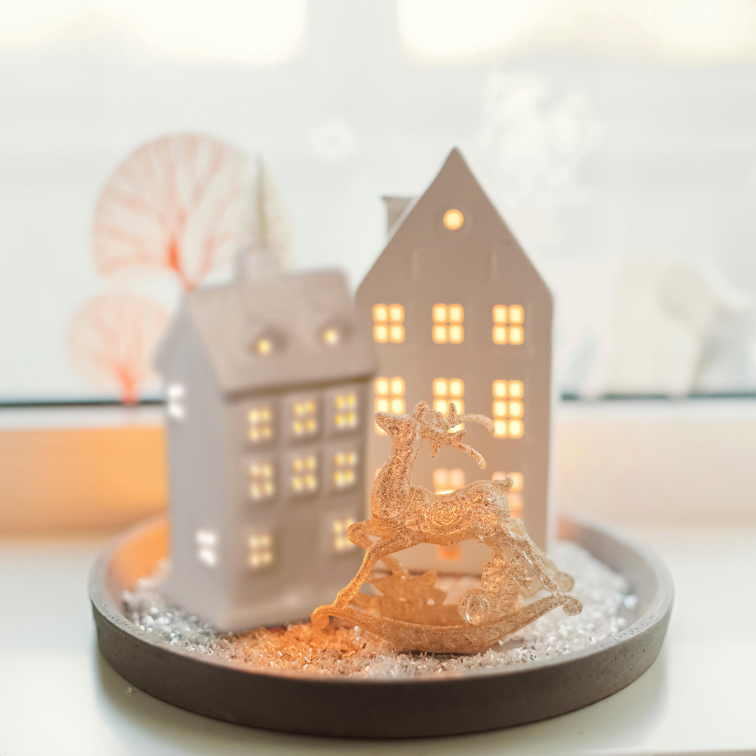 Relaxdays Ceramiczny domek na podgrzewacze, świecznik na 1 podgrzewacz, wys. x szer. x gł.: 14,5 x 7 x 6 cm, świecznik na podgrzewacze dom, biały