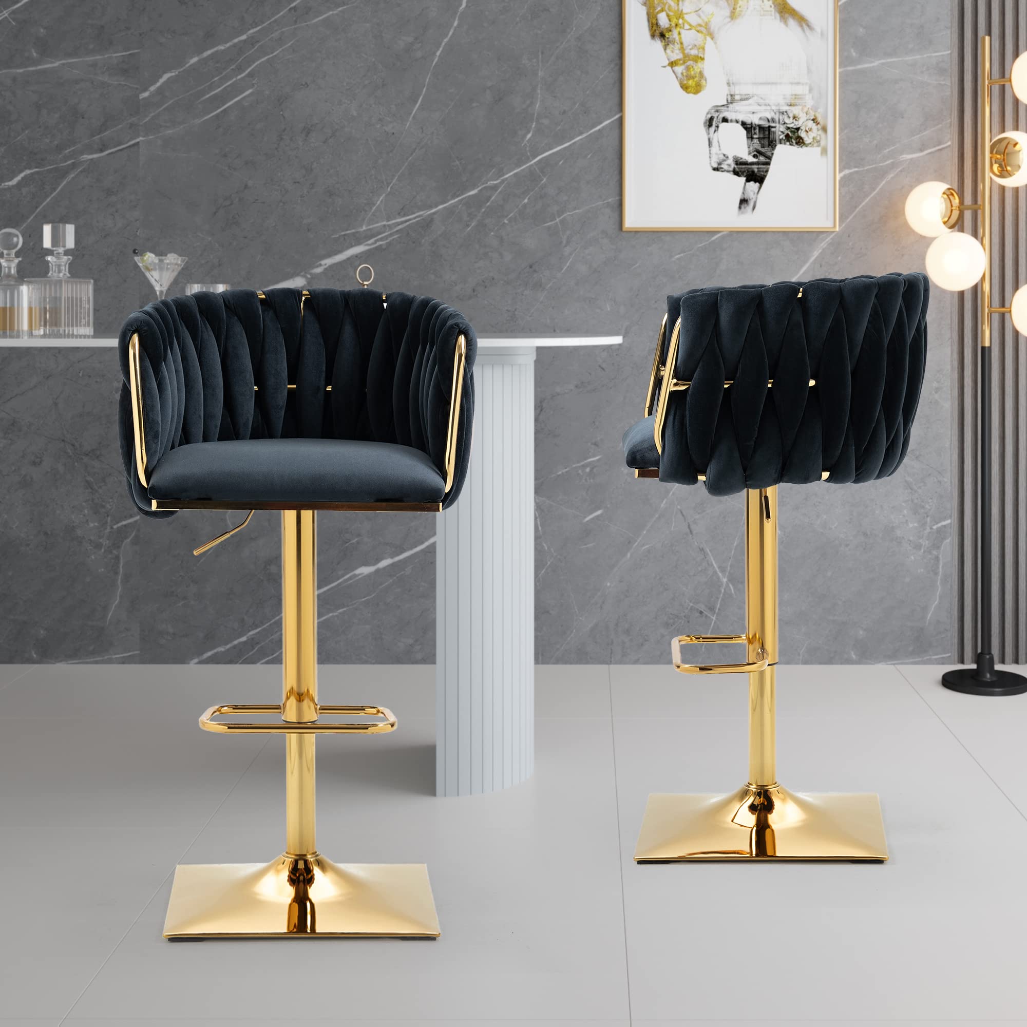 Set 2 Sgabelli Da Bar Regolabili In Altezza, Girevoli 360°, In Velluto Con Schienale Intrecciato E Poggiapiedi Dorato