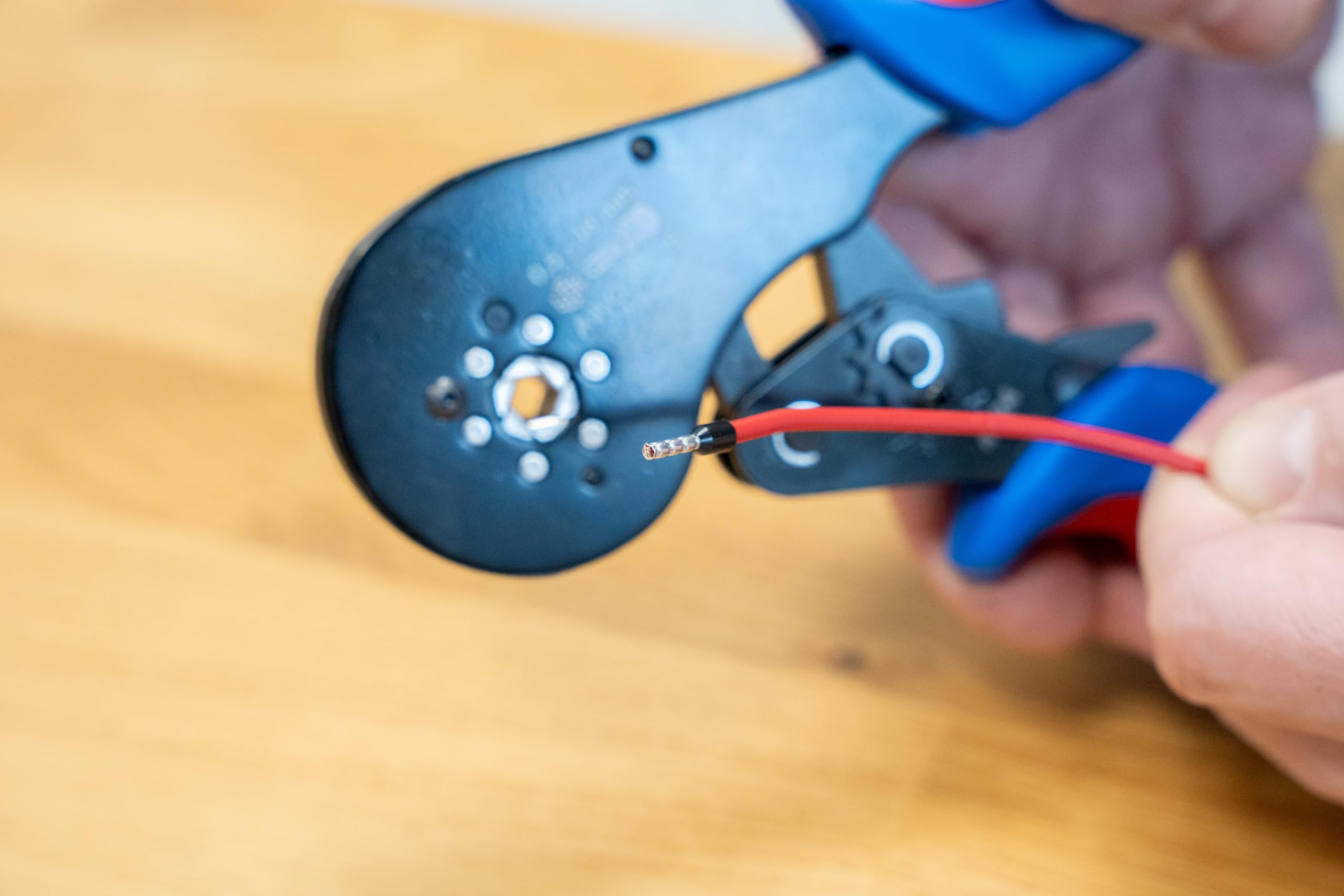 WEICON TOOLS Szczypce do zaciskania tulejek 16 mm² HEX, sześciokątna zaciskarka do przewodów 0,5–16 mm² (AWG 20–5), niebiesko‑czerwone