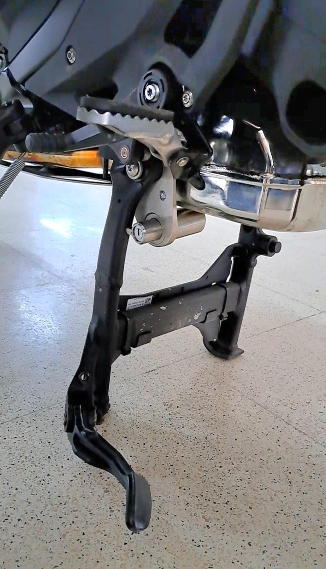 BLOCK BRAKE - ANTIFURTO MECCANICO BLOCCA CAVALLETTO CENTRALE PER MOTO BMW R 1300 GS E ADVENTURE IN ACCIAIO INOX E CHIAVE CODIFICATA