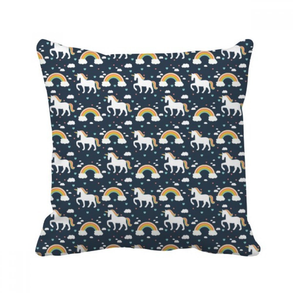 Coussin licorne pour raviver un canapé terne avec des touches arc-en-ciel