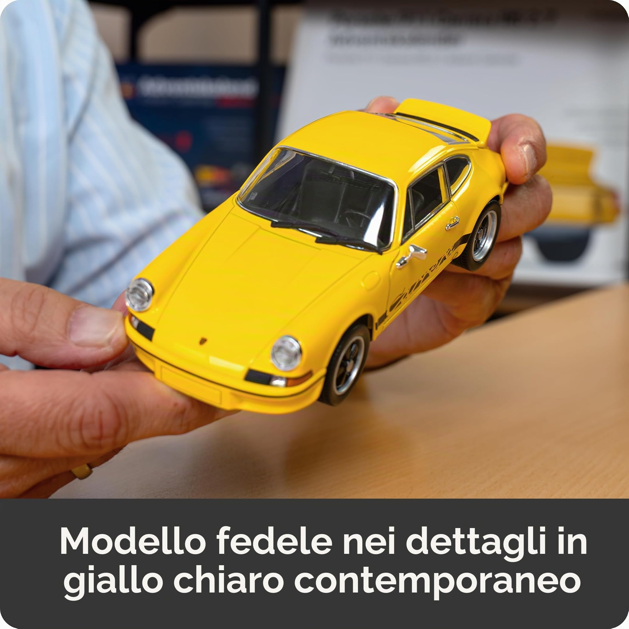 FRANZIS 67273 - Calendario dell'Avvento Porsche 911 Carrera RS 2.7, modello in scala 1:24, con base sonora e libro di accompagnamento a 52 pagine