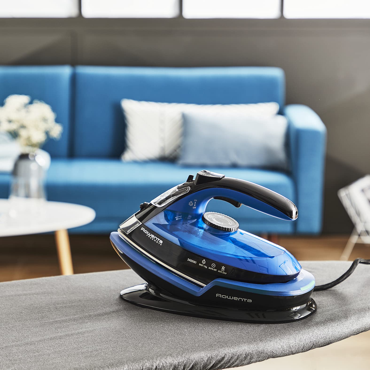 Rowenta De5010 Freemove Ferro da Stiro a Vapore senza Filo, 2400W, 250 Ml, Quantità di Vapore Variabile 120 G/Min, Nero/Blu