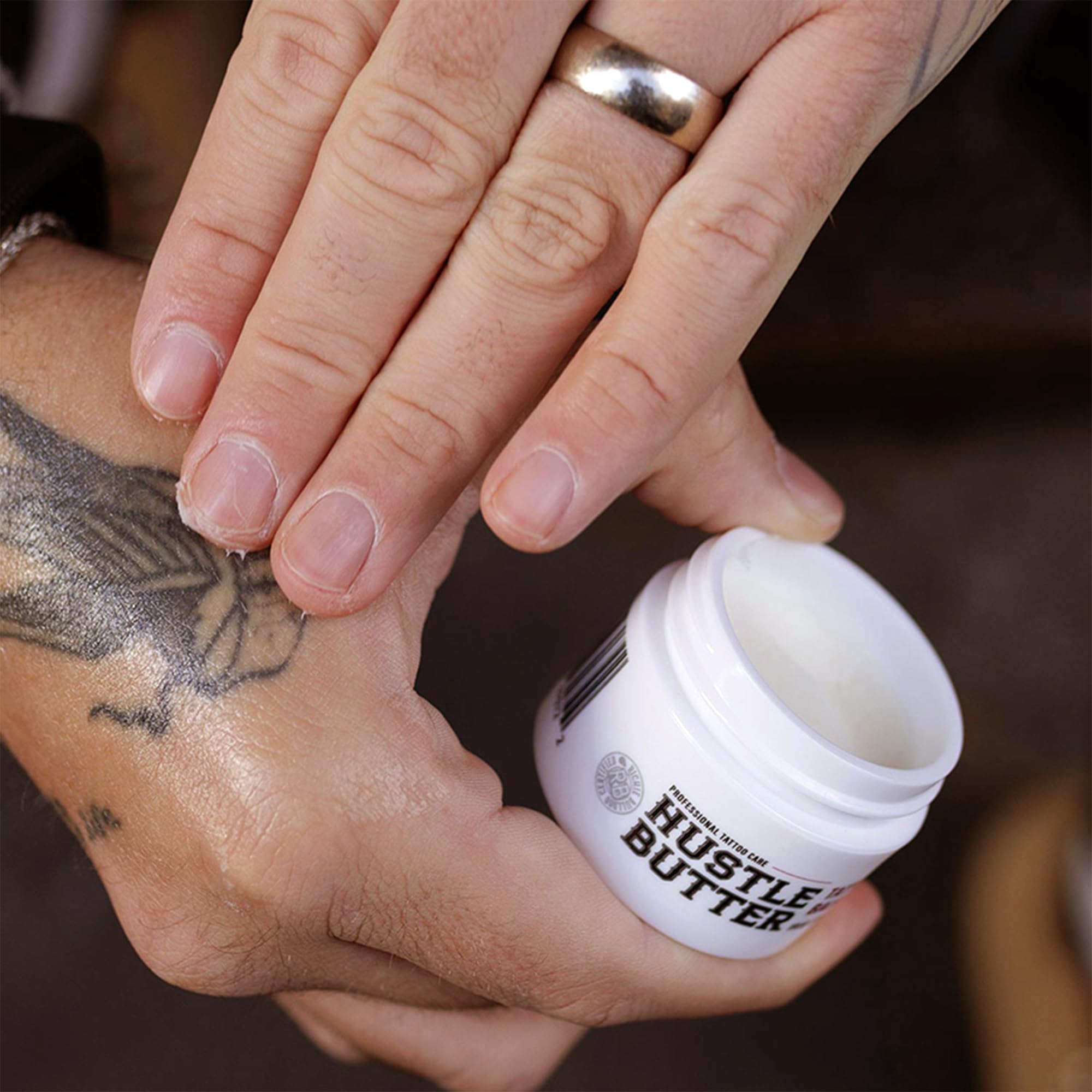 TATTOO HUSTLE BUTTER DELUXE ORIGINAL – 2x30ml crème de soin tatouage vegan aux ingrédients naturels comme mangue, papaye et beurre de karité, favorise la cicatrisation, réduit rougeurs et gonflements