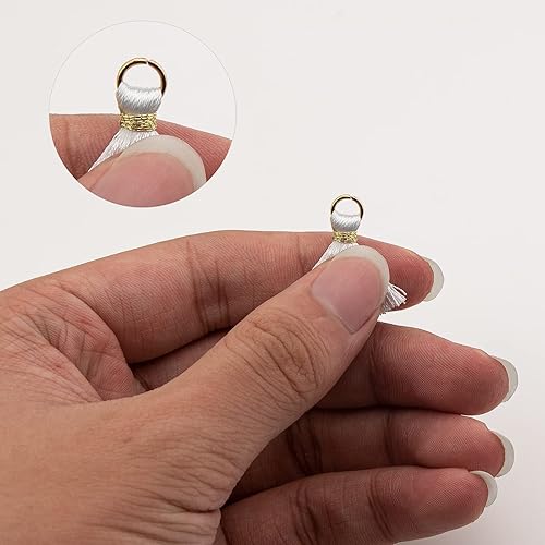 Vista 4 de VAPKER 100 mini borlas de 0.8 pulgadas0.8 in, borlas blancas pequeñas hechas a mano con anillo de salto dorado para aretes, joyería, collares