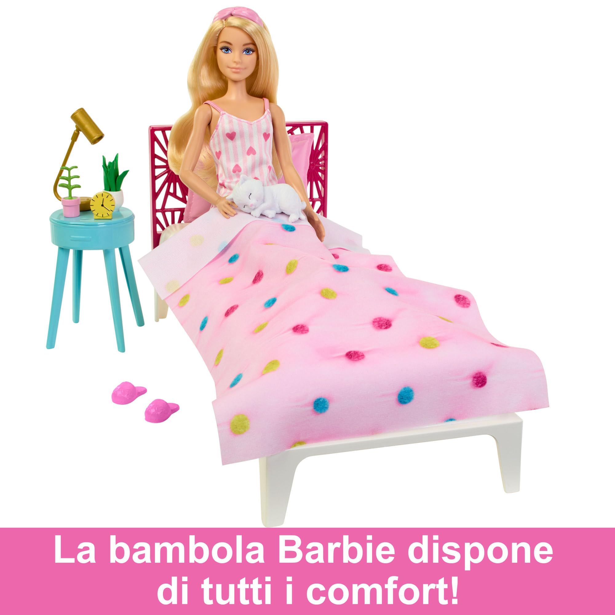 Barbie - Set Camera da letto di Barbie, include una bambola in pigiama rosa e pantofole, un gattino, letto, specchiera e comodino, 20+ accessori a tema, giocattolo per bambini, 3+ anni, HPT55