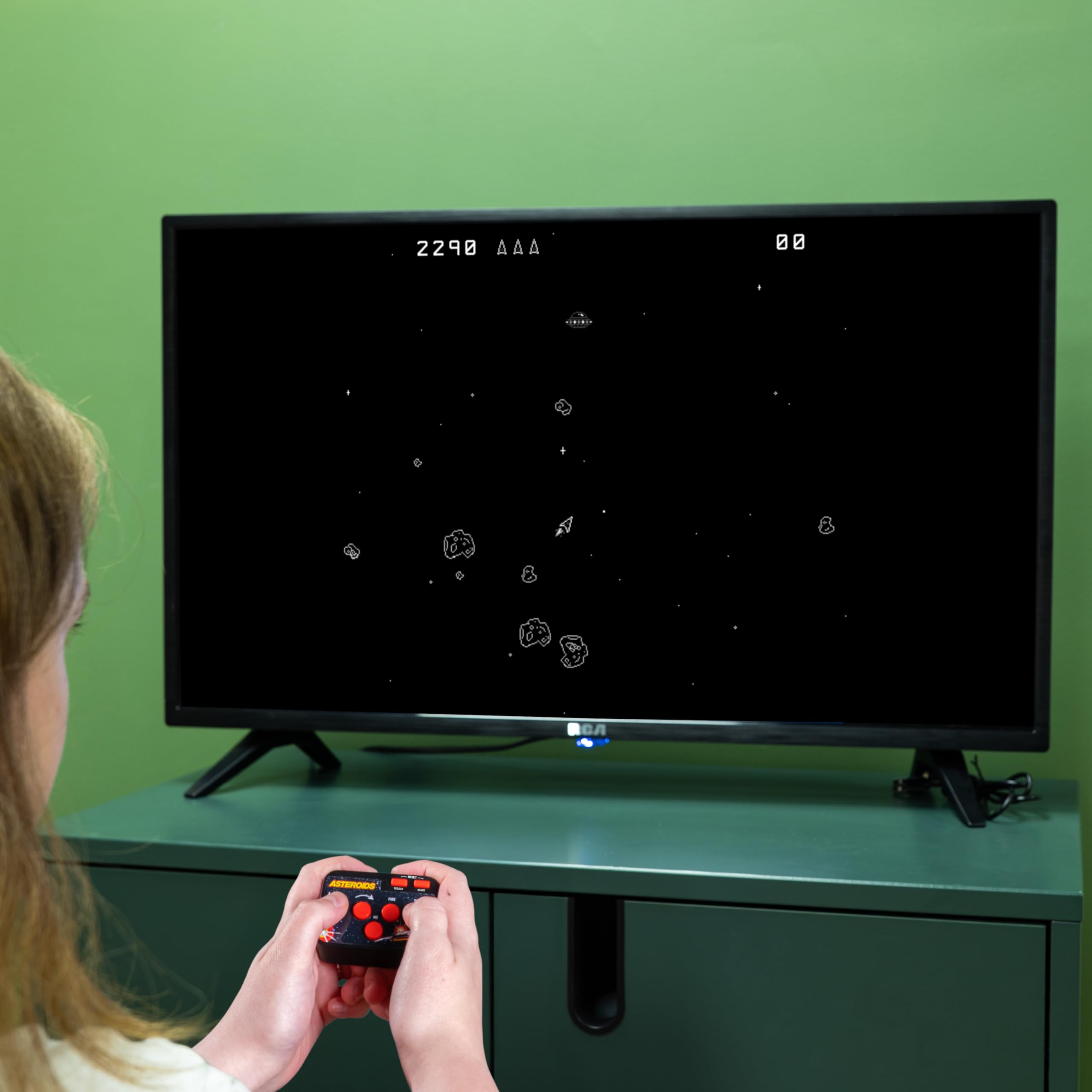 Fizz Creations Asteroids Plug & Play HDMI Arcade konsola do gier z bezprzewodowym kontrolerem. Klasyczna gra retro do telewizora, rodzinne gry retro, prezent nostalgiczny.