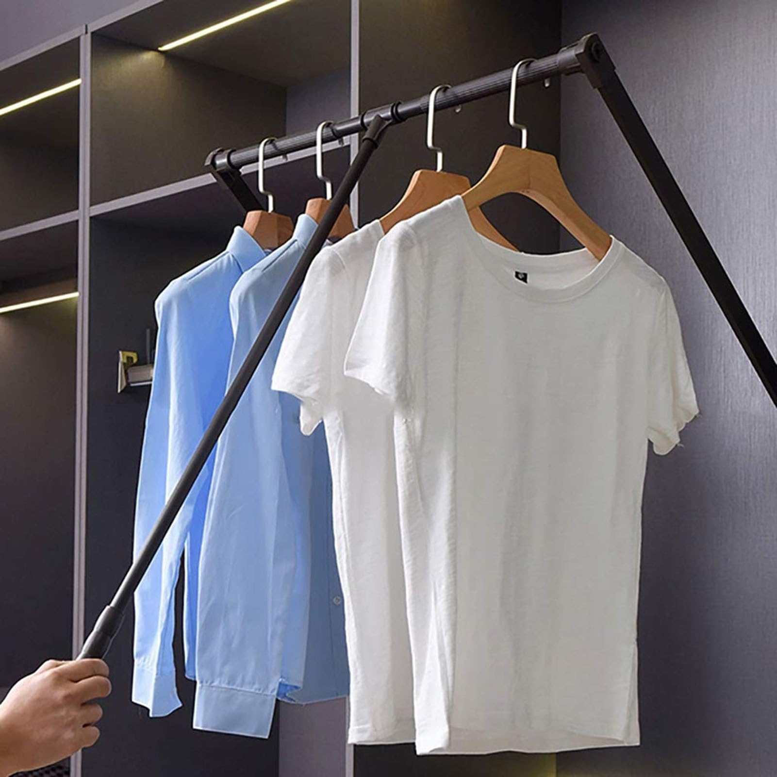 Porte-manteau rétractable pour optimiser l'espace de votre dressing moderne