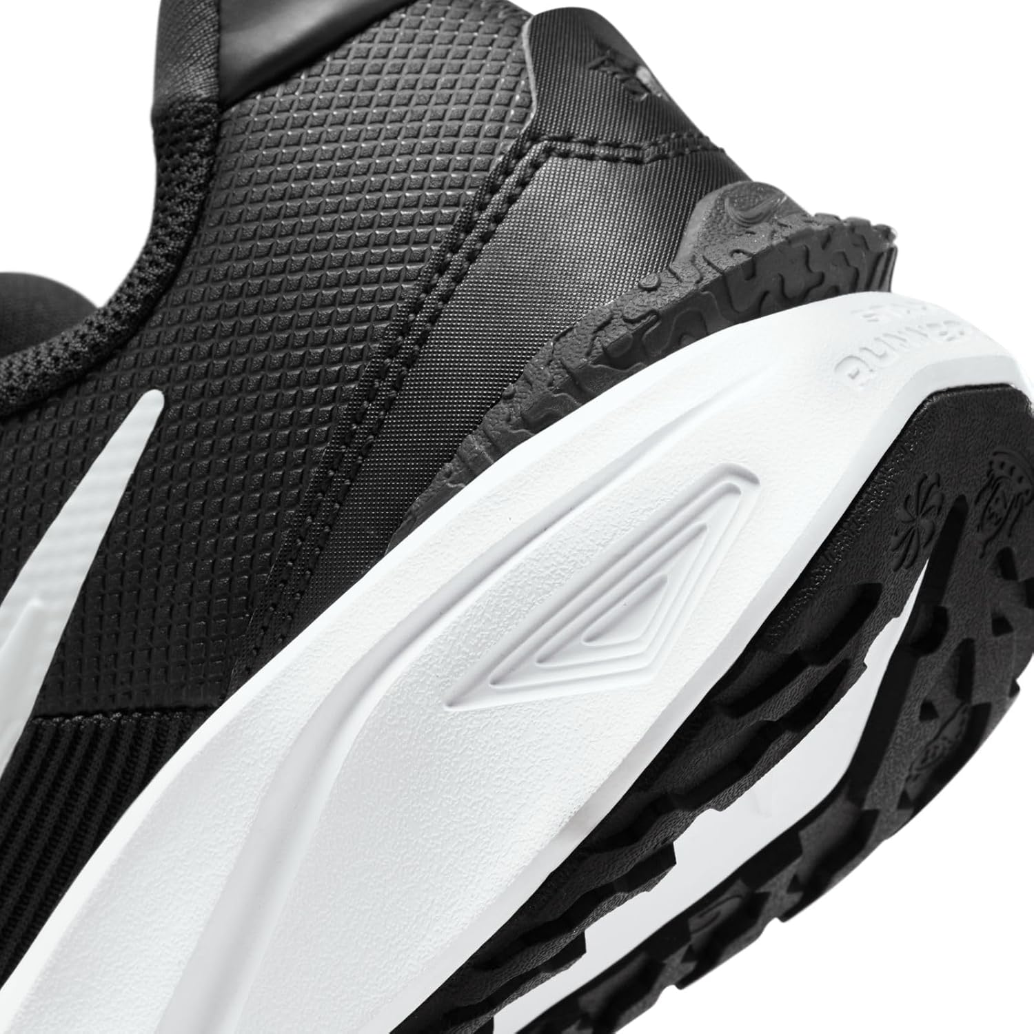 Nike Star Runner 4 Boys DX7615-001 (Black/White-Anthracite), Size 5.5