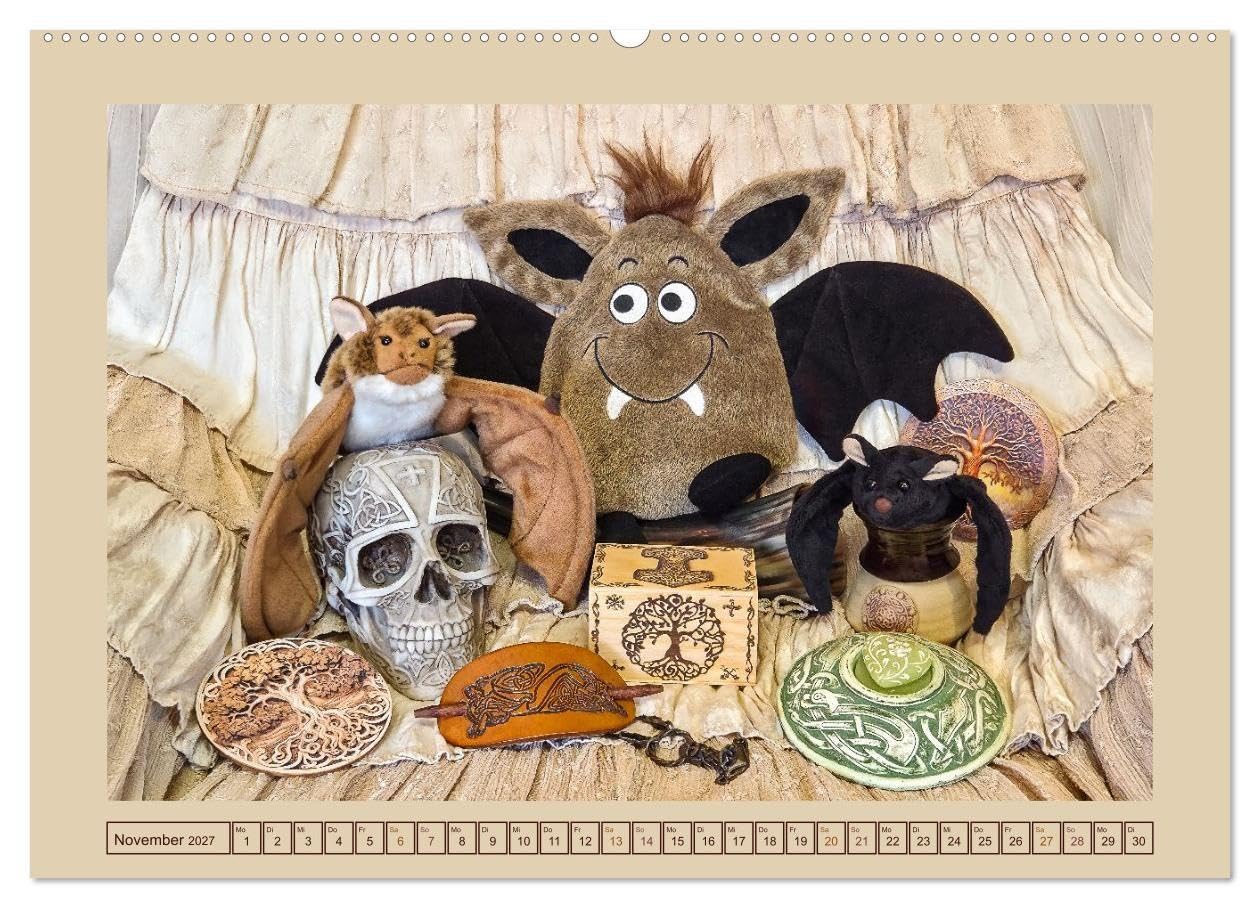 Kuschelige Besucher - unterwegs mit Stoff-Fledermäusen (hochwertiger Premium Wandkalender 2027 DIN A2 quer), Kunstdruck in Hochglanz: Dunkelbunte Abenteuer mit Biss (CALVENDO Hobbys)