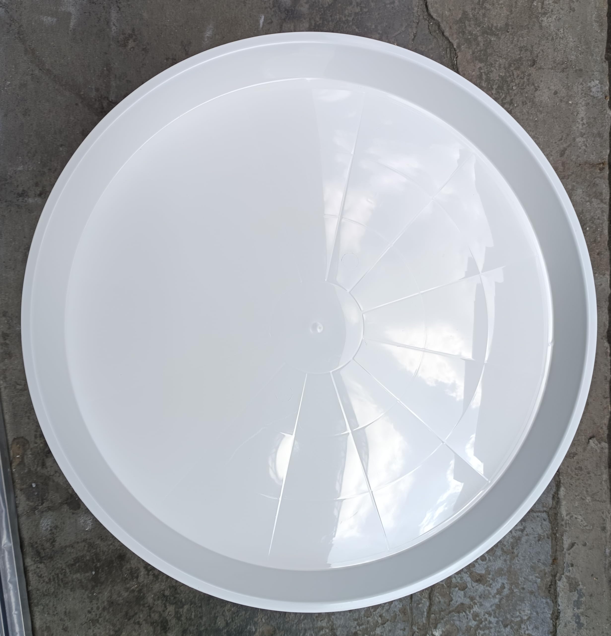 バーンスター　大　ホワイト Amazon.com : GRESPRI 20 Inches White Plant Saucers 3 Packs Heavy