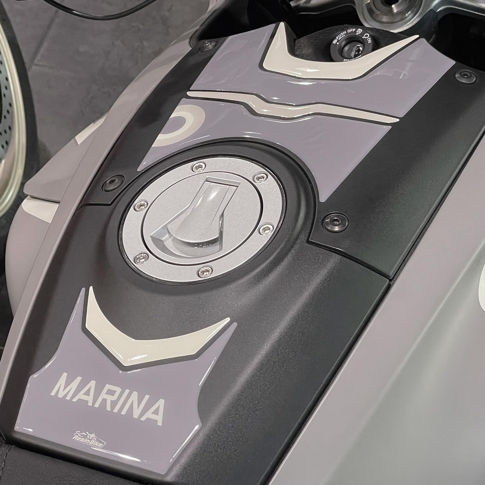 Resin Bike Adesivi Moto Compatibile con Moto Guzzi V100 Mandello 2023 Aviazione Navale. Protezioni Paraserbatoio e Zona Chiave da Urti e Graffi. Adesivi Resinati con Effetto 3D