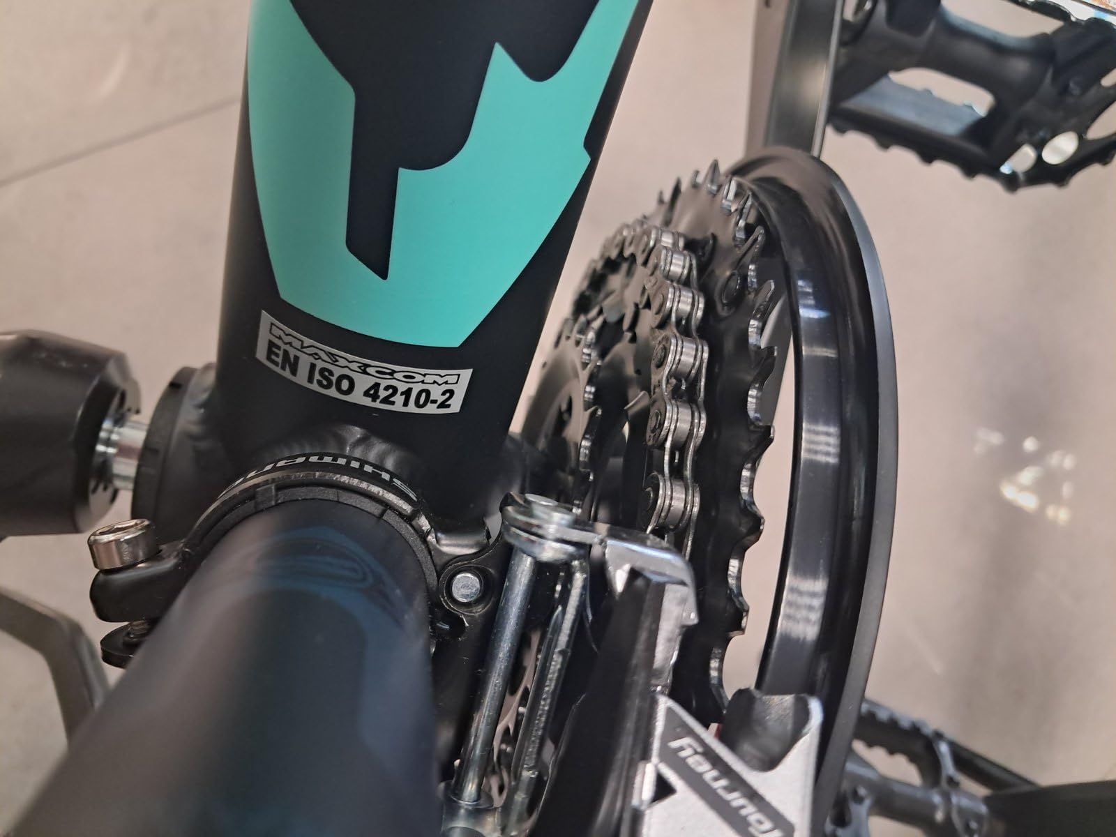 Multibrand Folding City, Vélo Pliant Confort pour Femme 24 Pouces, 6 Vitesses, Frein V-Brake, éclairage de vélo, Garde-Boue, Porte-vélos, Convient aux Femmes et aux Filles de 135 à 160 cm