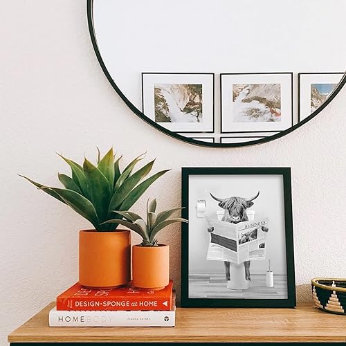 Vista 2 de Divertido arte de pared enmarcado de vaca de las tierras altas en bañera, lienzo blanco y negro, impresiones artísticas de pared de vaca, decoración