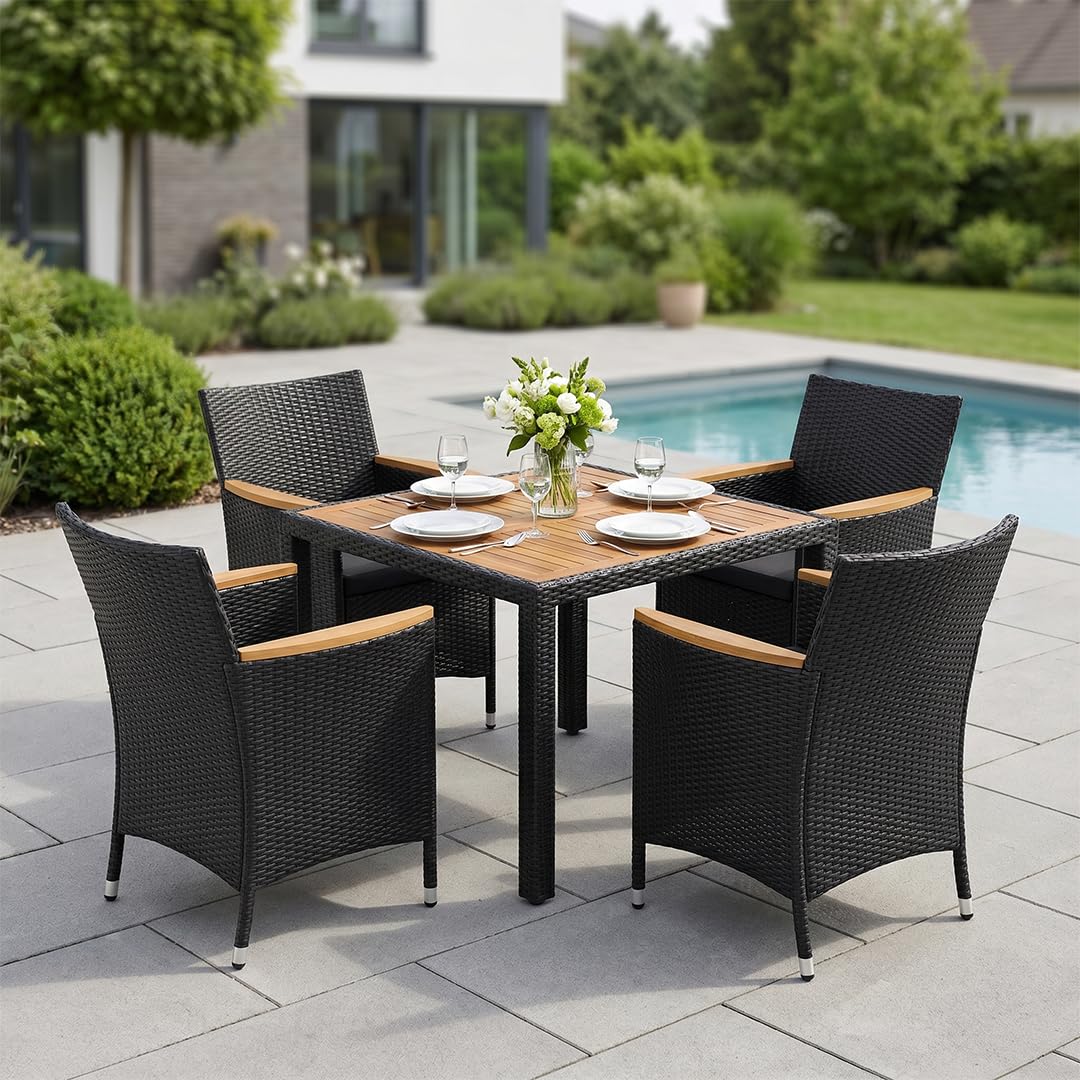 STEELSØN Fawaris Polyrattan Sitzgruppe Outdoor 5-tlg. - Gartentisch mit 4x Gartenstuhl und Kissen – Gartenmöbel Set aus Akazienholz – Gartengarnitur Outdoor wetterfest Garten/Terrasse/Balkon - schwarz