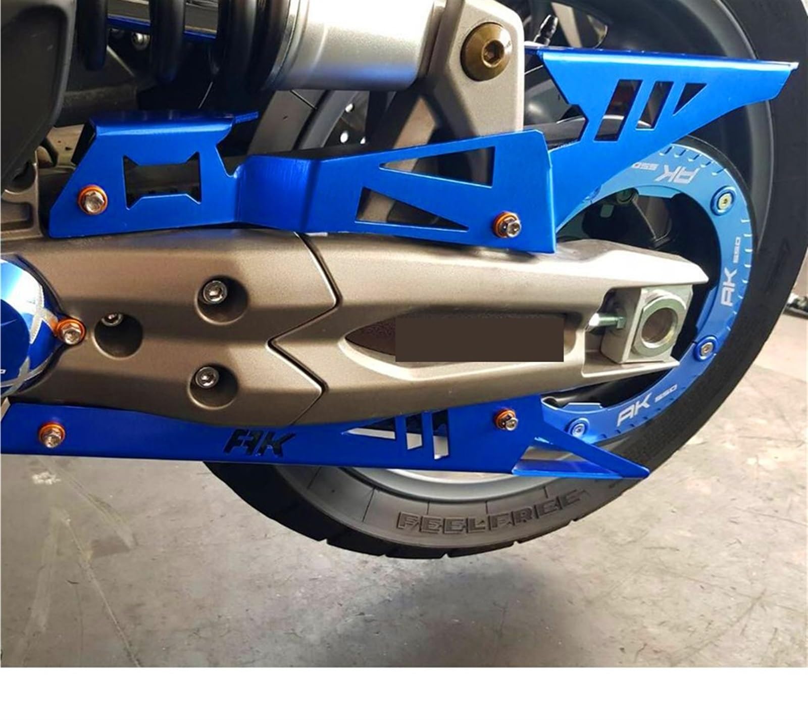 CNC In Alluminio Accessori Moto Catena di Protezione Della Catena Della Copertura Della Cinghia di Protezione Oro Rosso Oro Blu Misura for KYMCO AK550 AK 550 2017-2021(Blue)