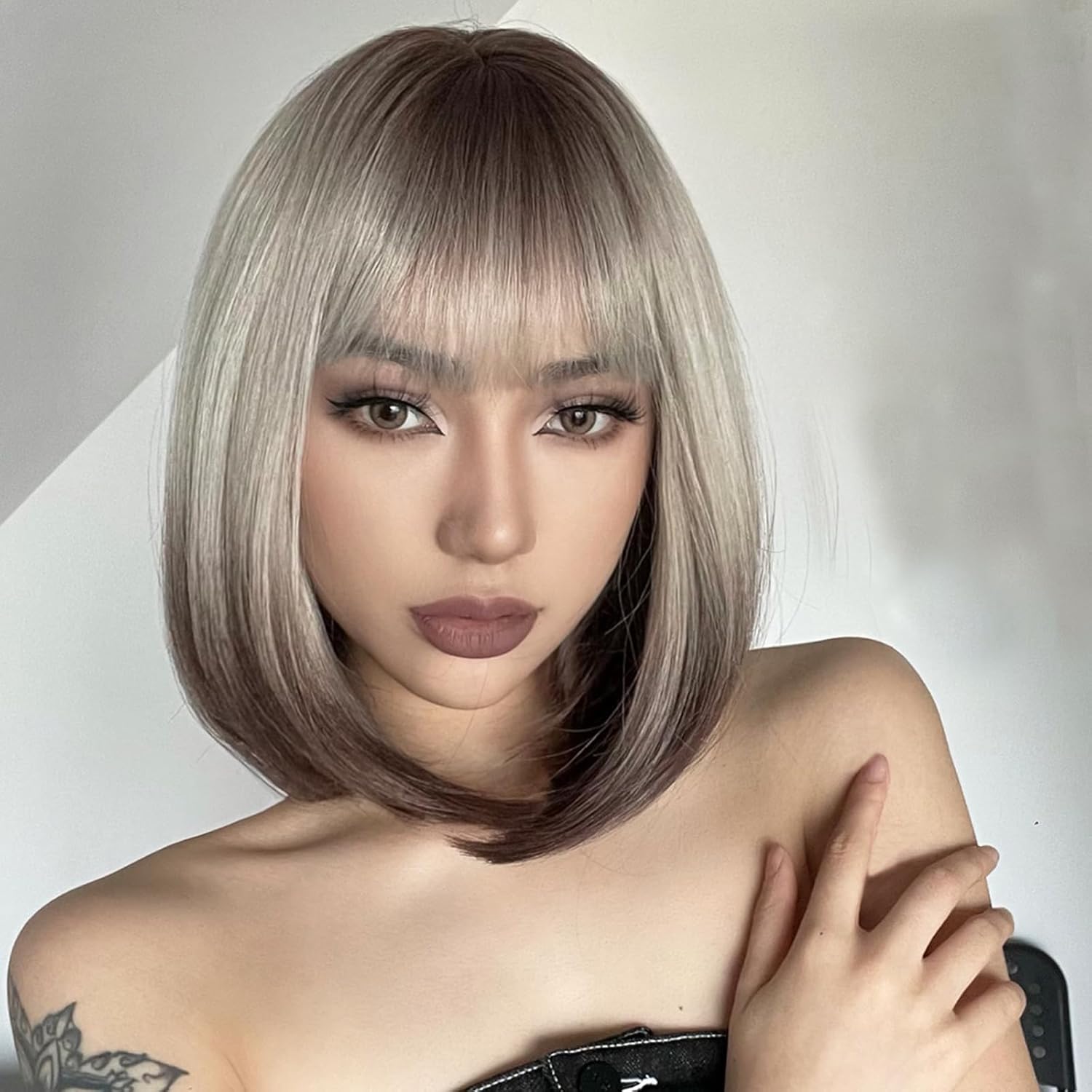 AISI BEAUTY Ombre Brown to Blonde Bob Wig with Bangs Short Straight Ombre Wigs for Women 12 Inch Synthetic Straight Hair Wig for Girl Cosplay Party Wear