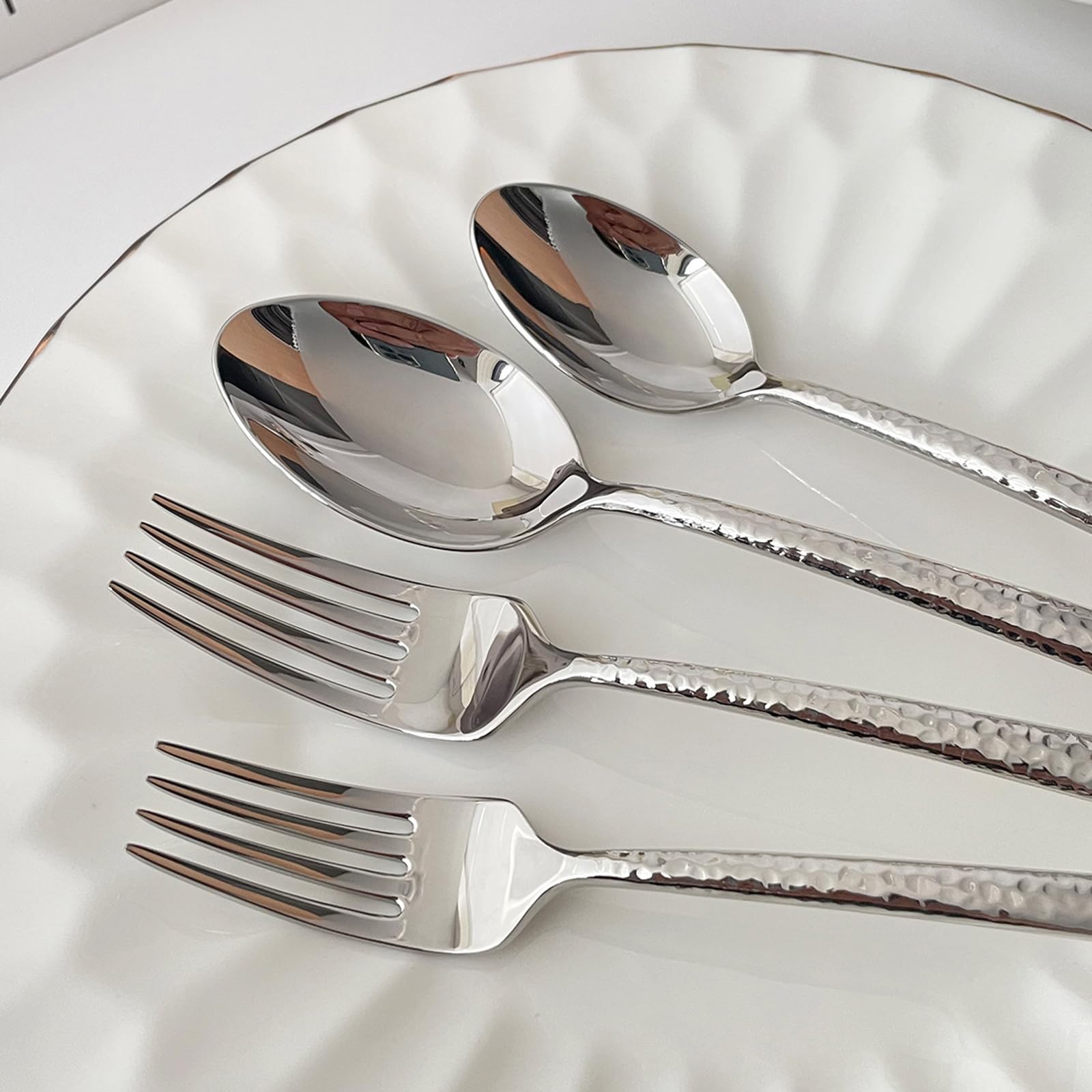 Set de Cubiertos de Acero Inoxidable Martillado de 5 Piezas - Vajilla Individual con Cuchillo, Tenedor y Cucharas - Utensilios Plateados Pulidos para Comer en Casa, Esenciales de Cocina