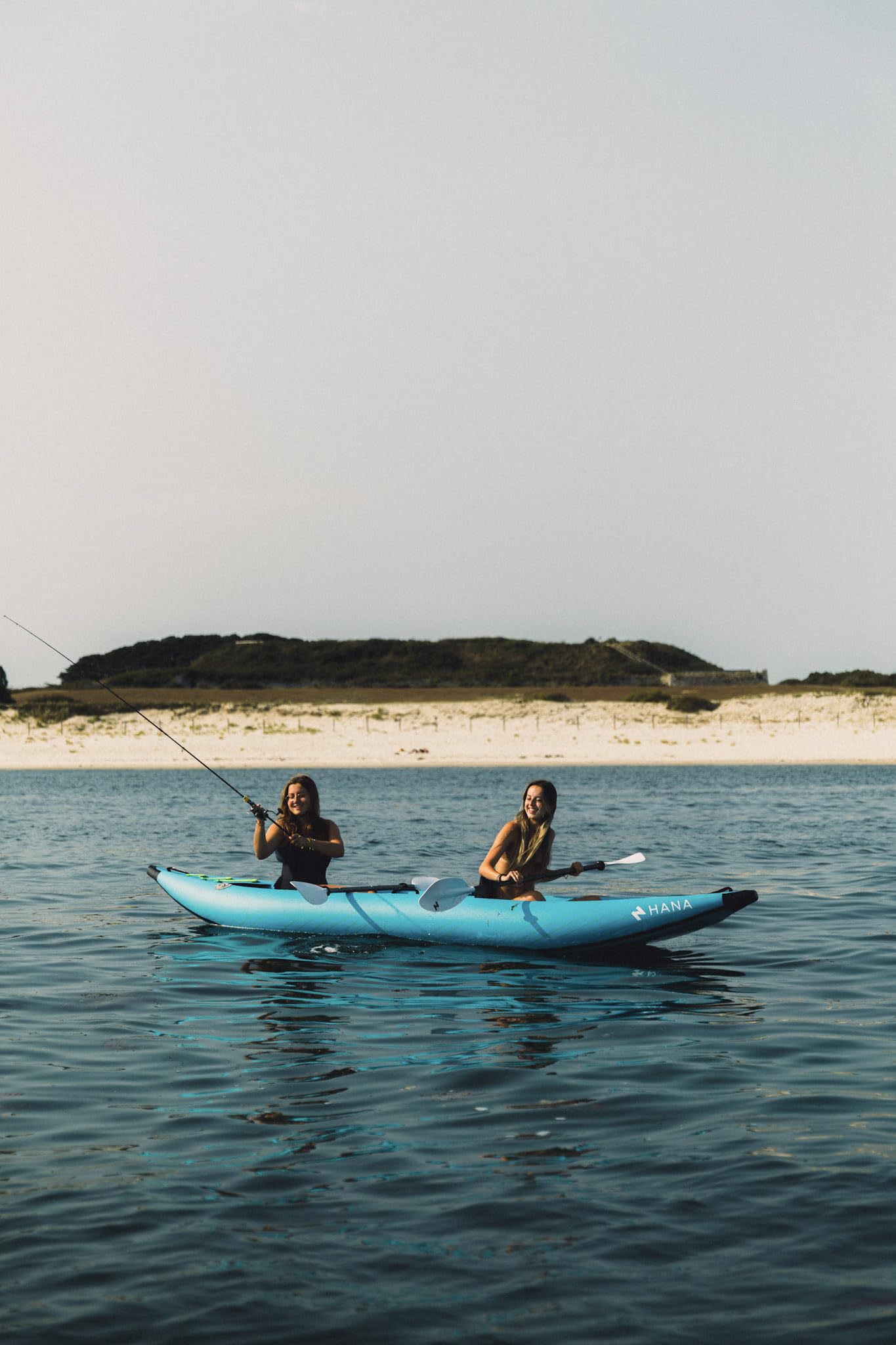 HANA Cruiser 2/3P Kayak Gonflable – Pack Complet 2 ou 3 Places – Canoë Familial Stable & Robuste – Plancher Dropstitch – Inclus : 3 Pagaies, 3 Sièges, Pompe, Sac – Idéal Mer, Lac & Rivière – 380cm