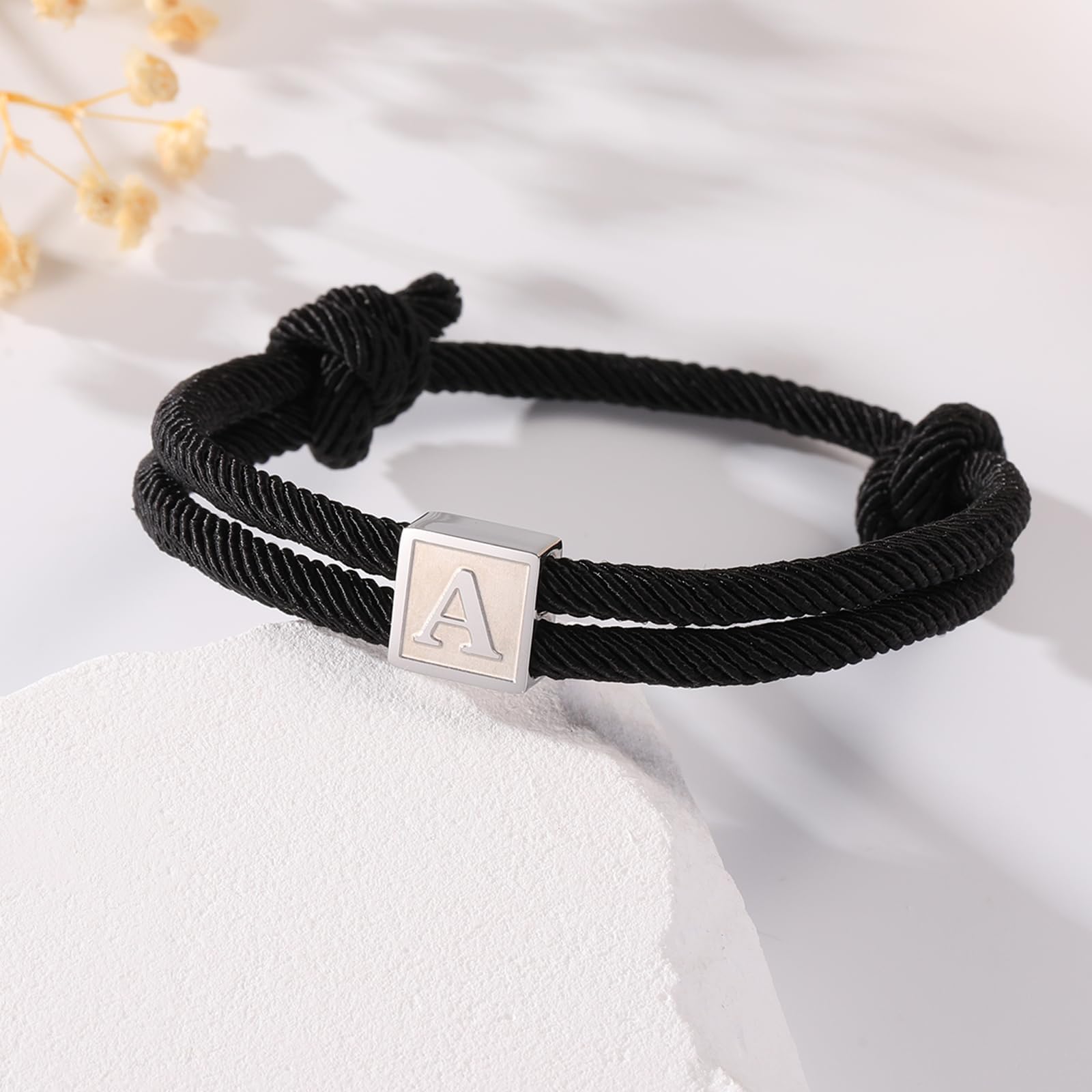 Esmoly Bracciale Uomo Braccialetti con Iniziale Bracciale Personalizzato Corda Intrecciata a Mano Sportivo Surfer Impermeabile San Valentino Regolabile Regalo Uomo Ragazzo
