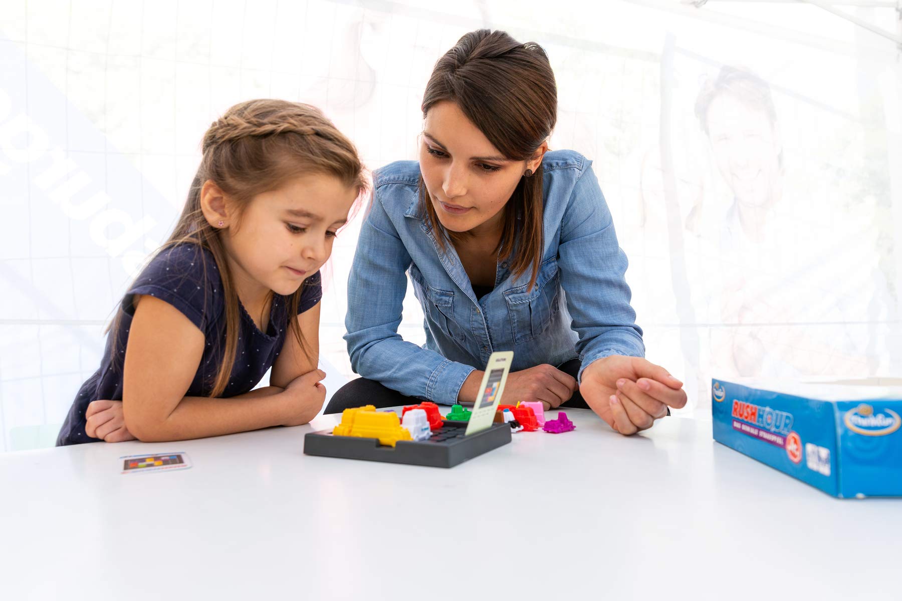 ThinkFun 76442 - Rush Hour Junior - Das bekannte Logikspiel für jüngere Kinder ab 5 Jahren. Das Stauspiel für Jungen und Mädchen.