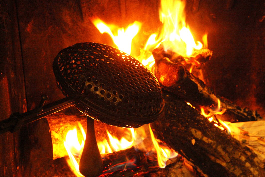 PADELLA PER CASTAGNE IN FERRO CON MANICO IN LEGNO PICCOLA
