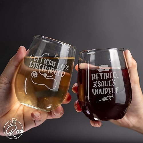 Miniatura 7 de On The Rox Drinks Regalos para enfermeras para mujeres, juego de 2 copas de vino sin tallo de enfermera jubilada de 17 onzas, regalos divertidos